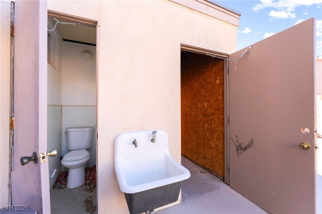 Las Vegas, Nevada, 89110, United States, 6 Bedrooms Bedrooms, ,3 BathroomsBathrooms,Residential,For Sale,1987091