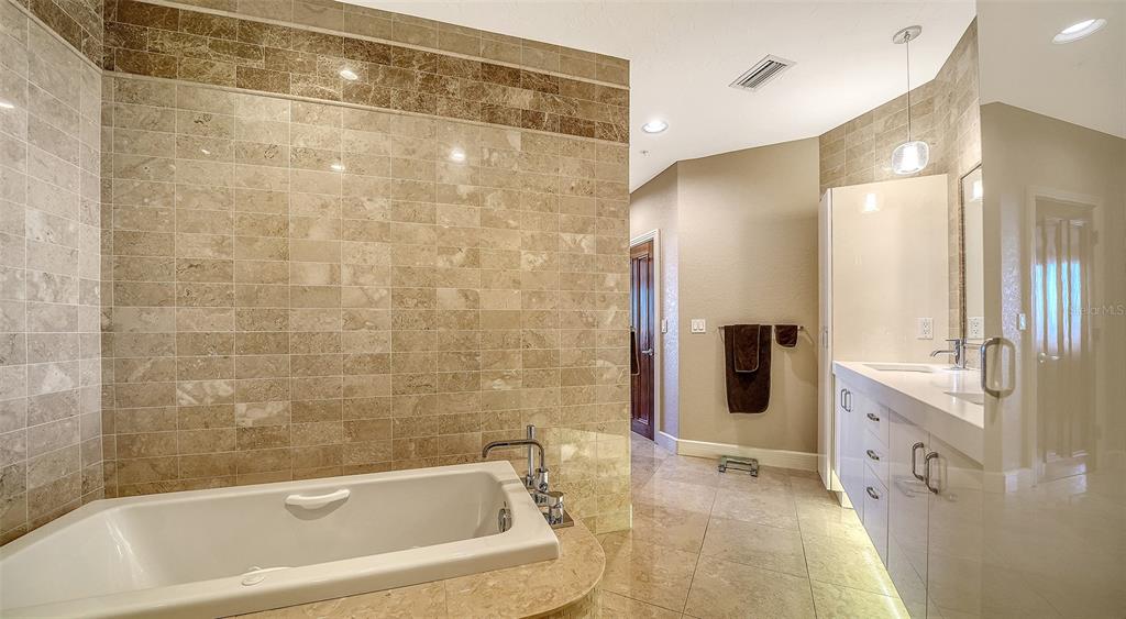 Longboat Key, Florida, 34228, United States, 2 Bedrooms Bedrooms, ,3 BathroomsBathrooms,Residential,For Sale,1989071