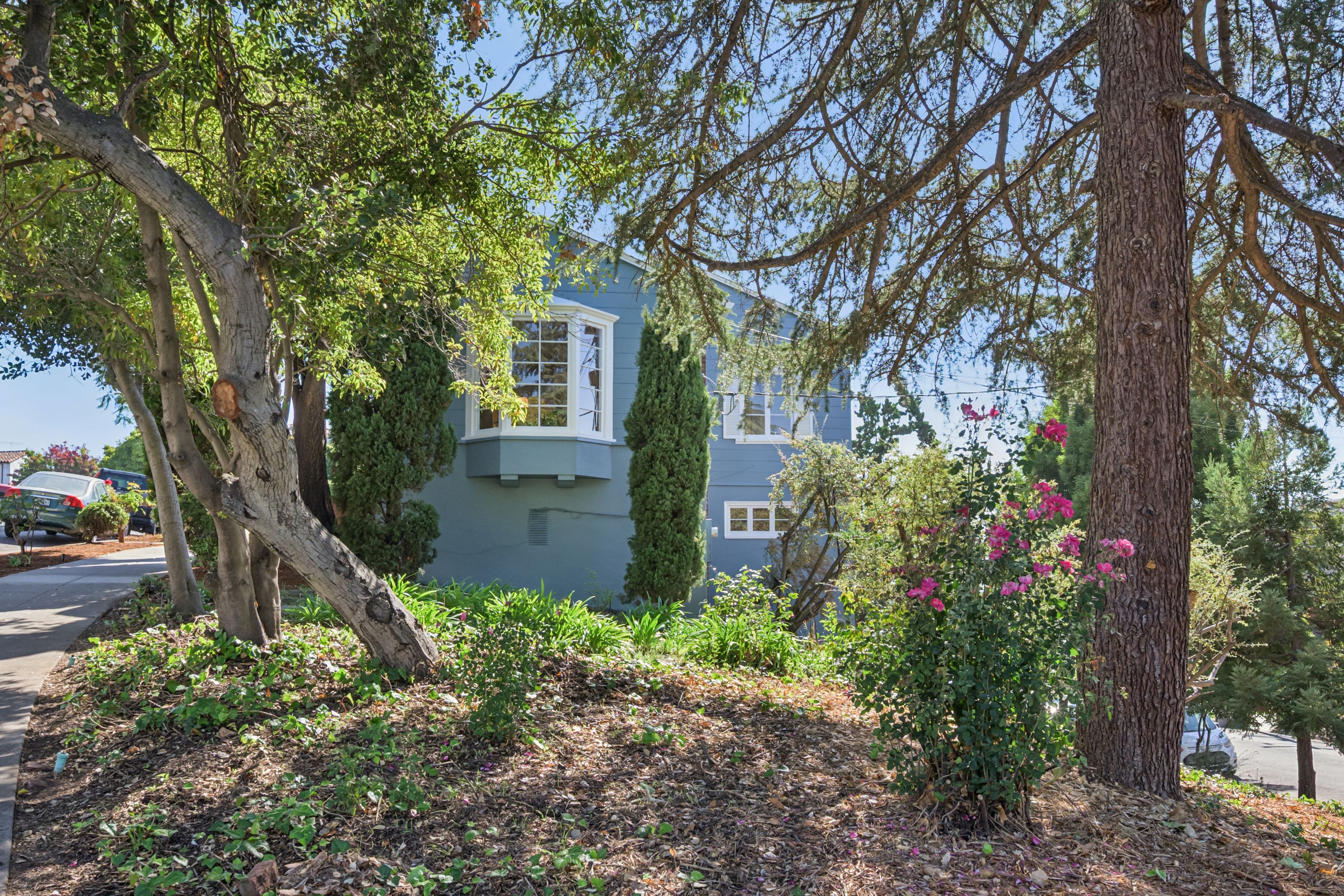  Spacious Corner-Lot Residence Offering Flexible Living Near Lake Merritt - 物件實景