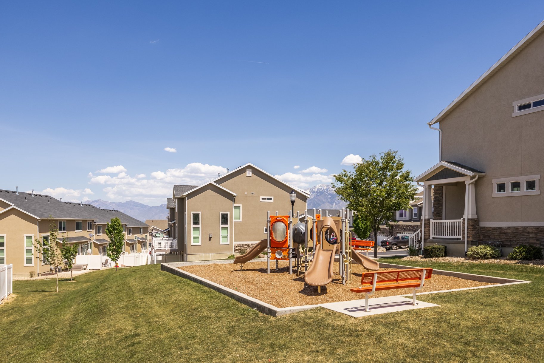  4 bed 3.5 Bath Herriman Townhome With Open Floor Plan & Playground Access - 物件實景