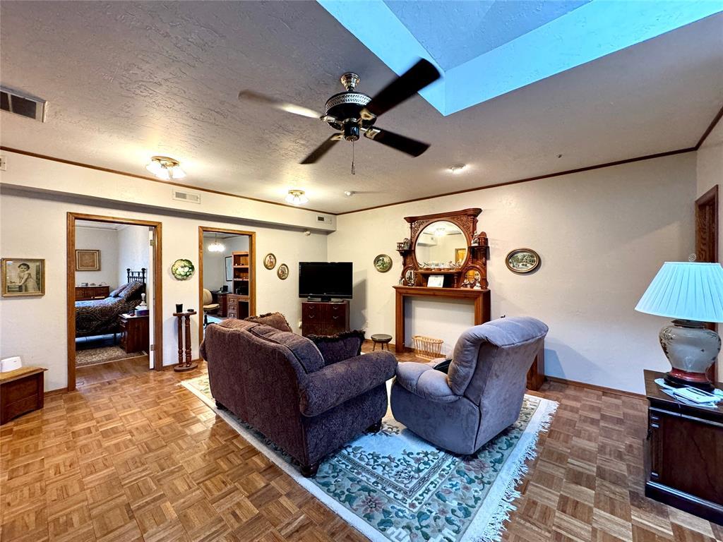 Chickasha, Oklahoma, 73018, United States, 7 Bedrooms Bedrooms, ,7 BathroomsBathrooms,Residential,For Sale,1979971