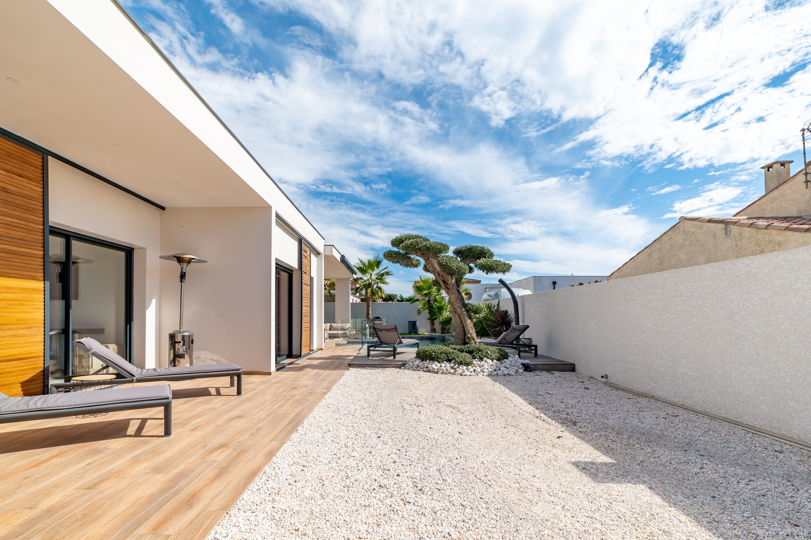  Exceptional single-story villa in Vias – 15 minutes