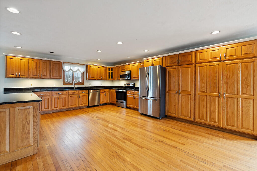 China, Maine, 04358, United States, 6 Bedrooms Bedrooms, ,3 BathroomsBathrooms,Residential,For Sale,1898689