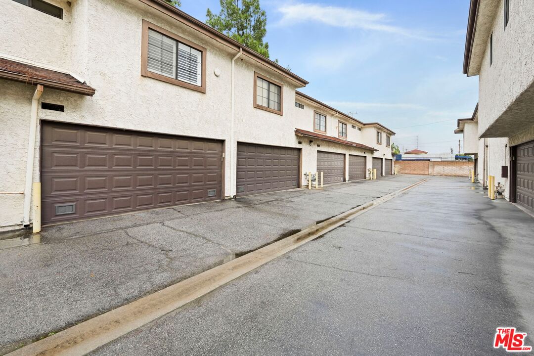 Reseda, California, 91335, United States, 2 Bedrooms Bedrooms, ,3 BathroomsBathrooms,Residential,For Sale,1995543