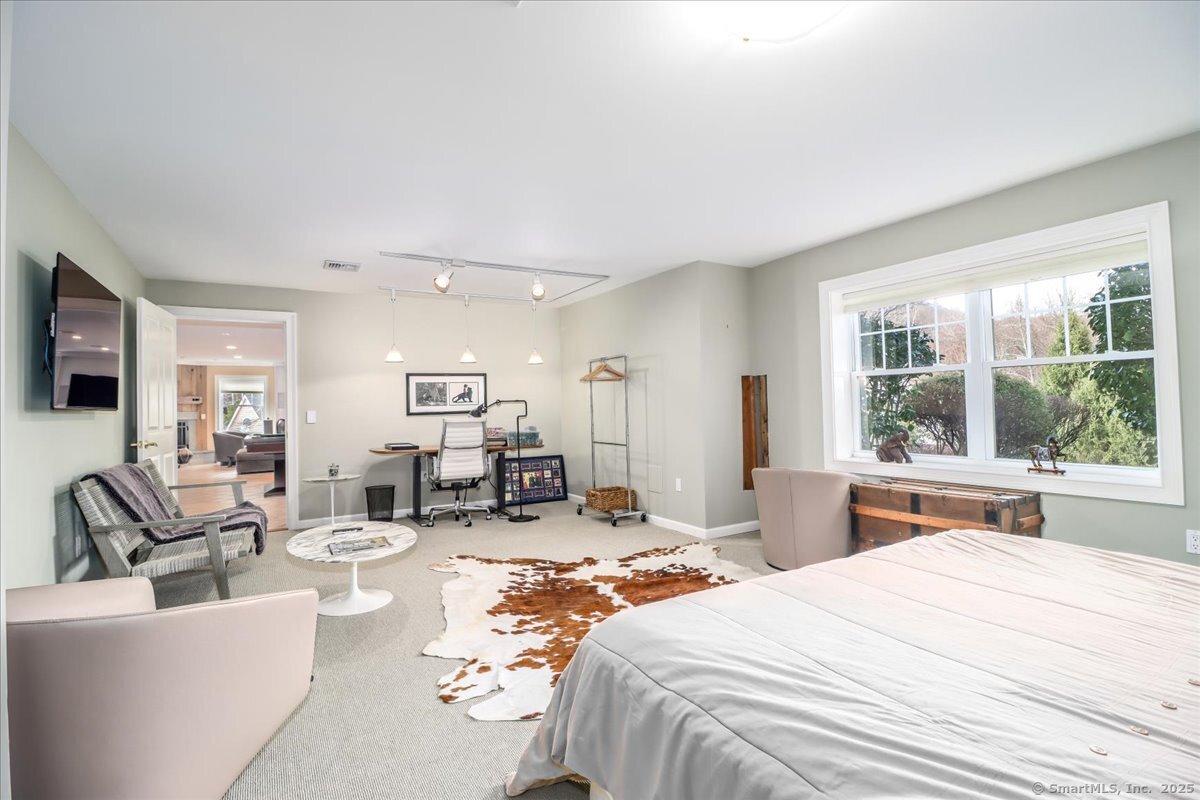 New Milford, Connecticut, 06776, United States, 2 Bedrooms Bedrooms, ,4 BathroomsBathrooms,Residential,For Sale,1938812