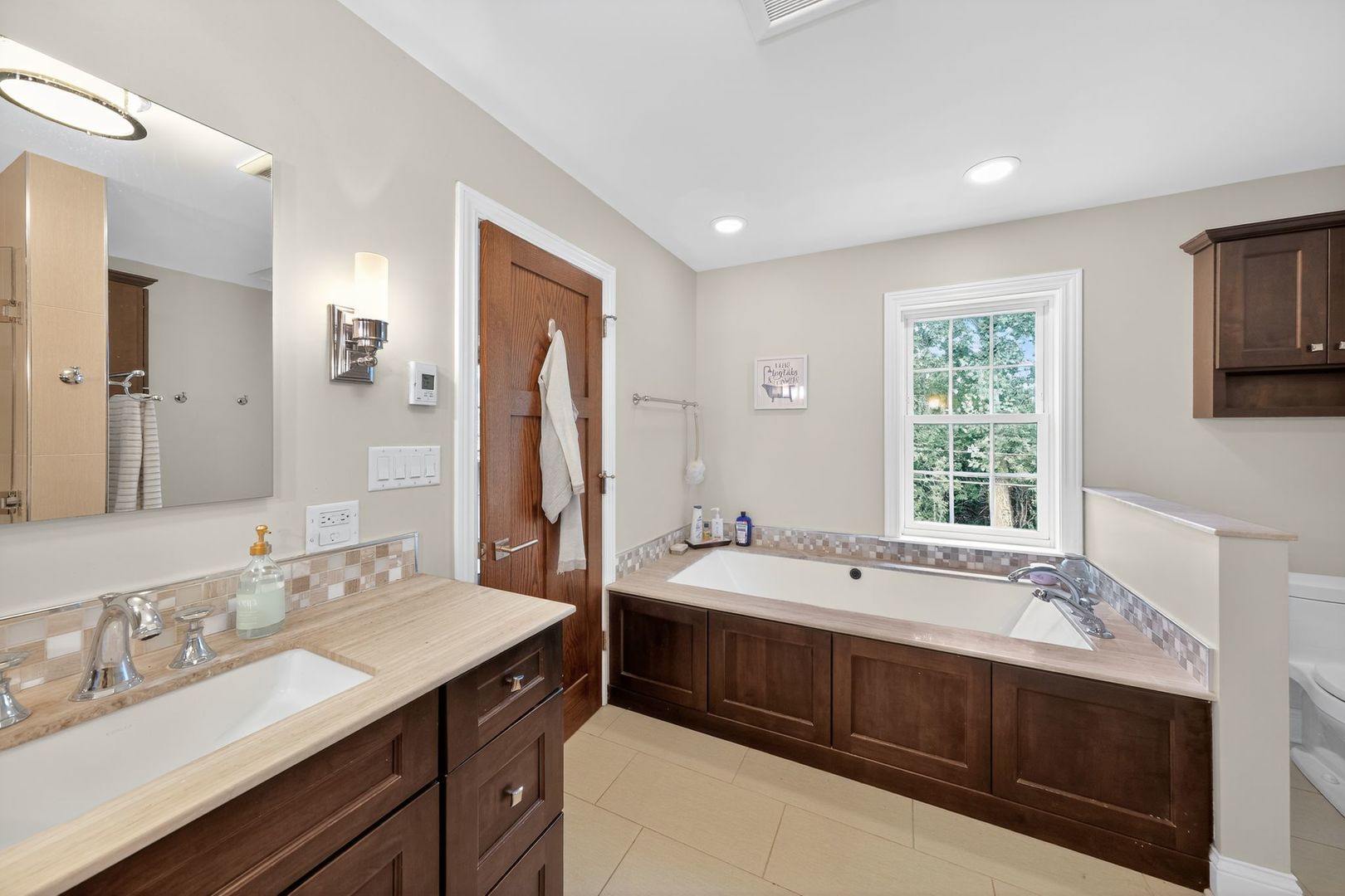 Glenview, Illinois, 60025, United States, 4 Bedrooms Bedrooms, ,3 BathroomsBathrooms,Residential,For Sale,1927417