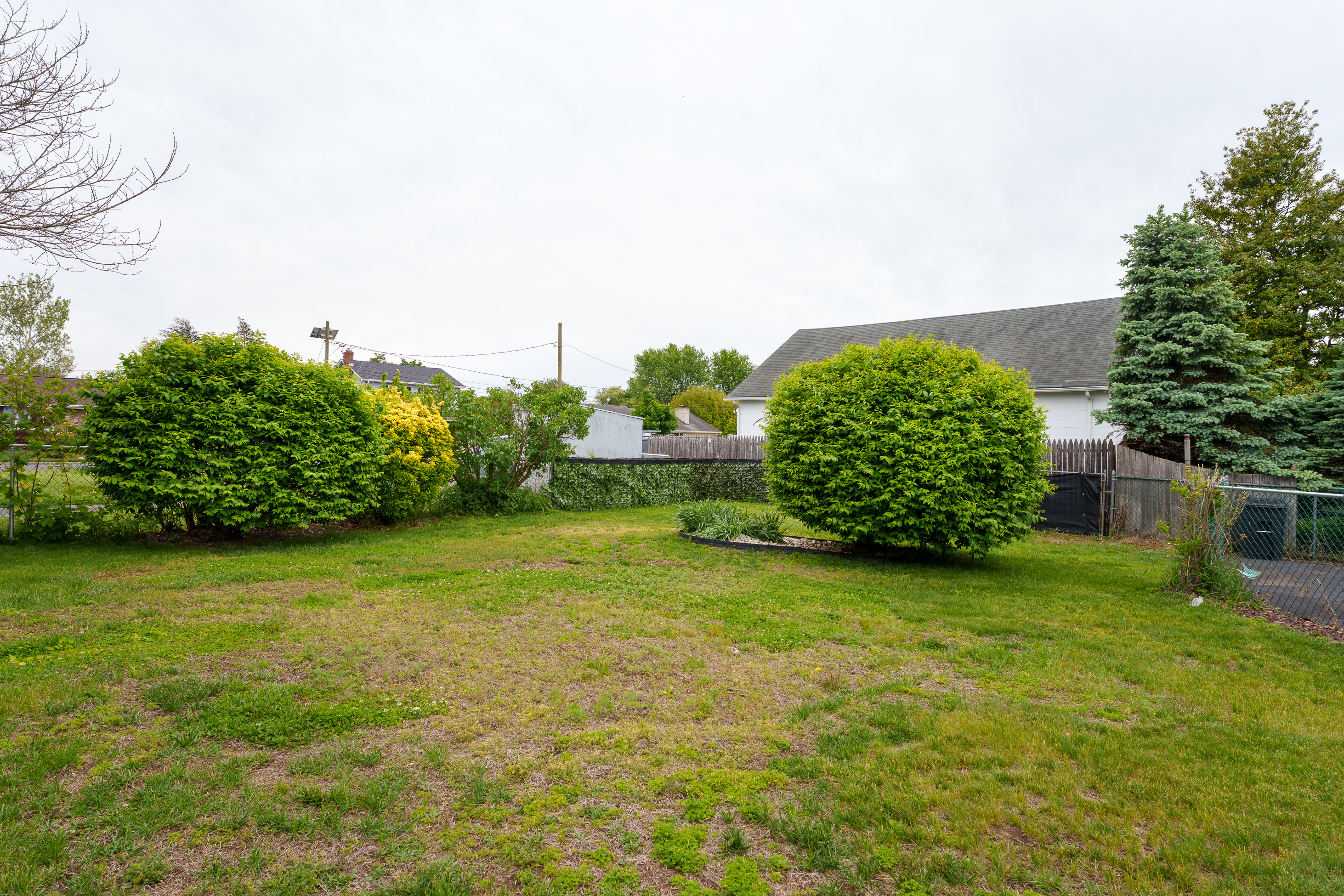  Well-Maintained Cape with Spacious Rooms and a Three-Car Garage - 物件實景