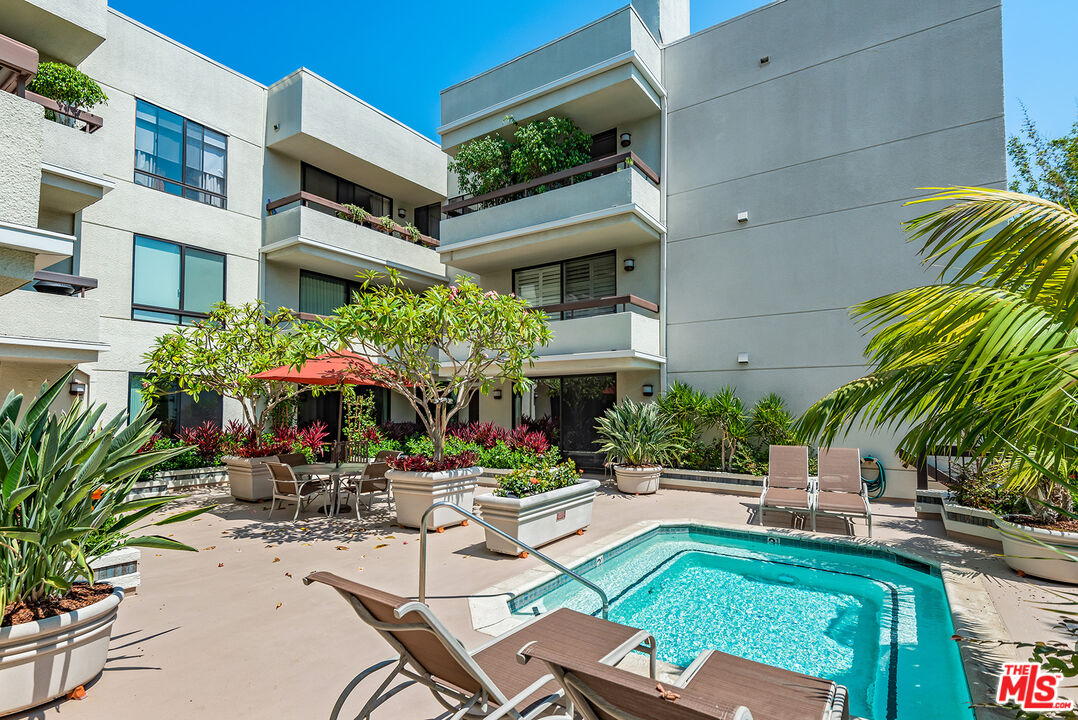 West Hollywood, California, 90069, United States, 2 Bedrooms Bedrooms, ,3 BathroomsBathrooms,Residential,For Sale,1898425