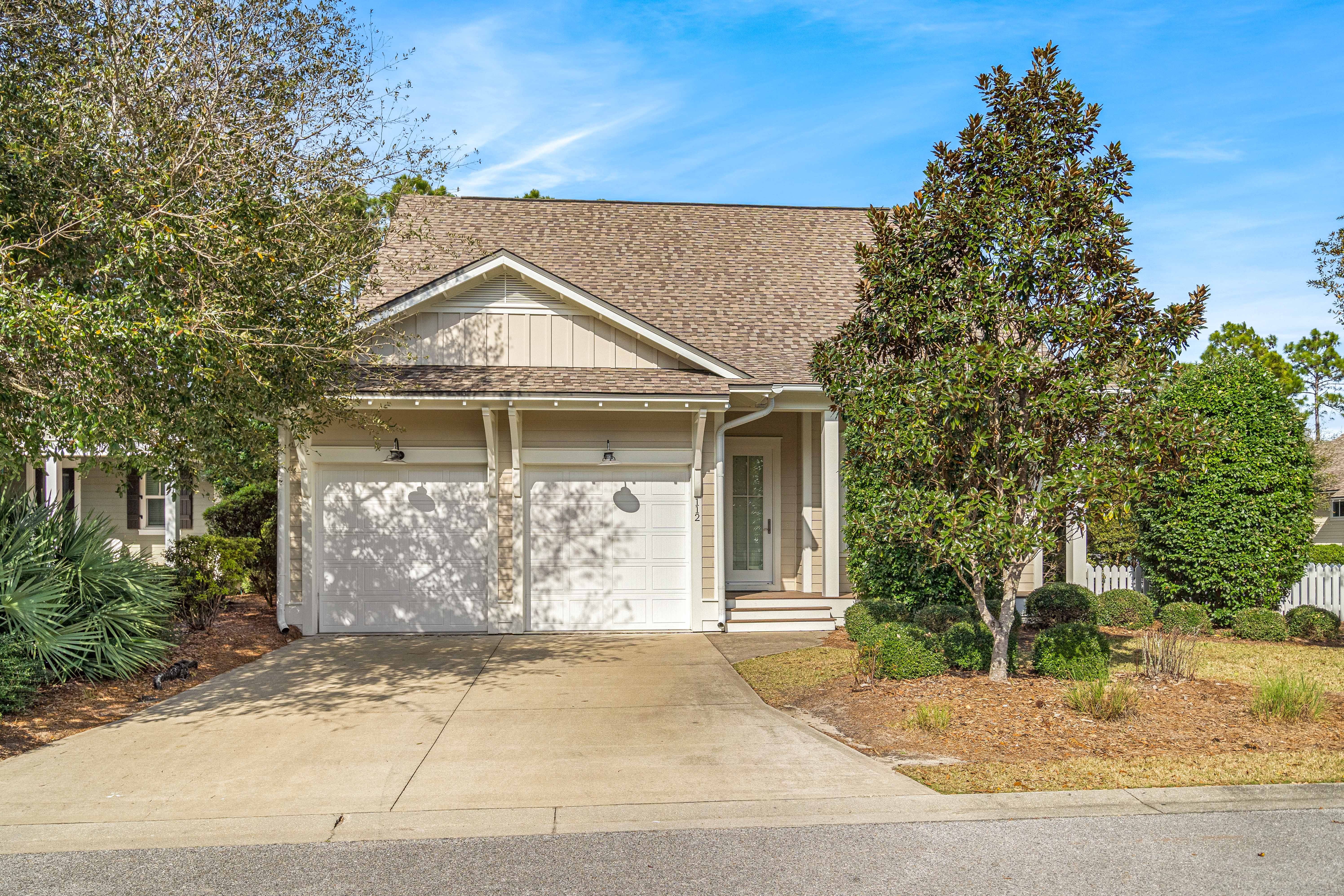  Beautifully Appointed Corner-Lot Home Steps from Village Commons Amenities - 物件實景