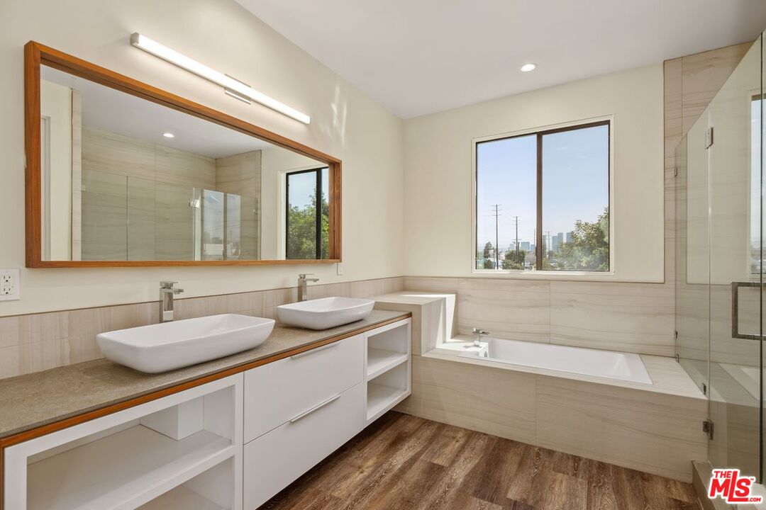 Los Angeles, California, 90025, United States, 9 Bedrooms Bedrooms, ,Residential,For Sale,1940770