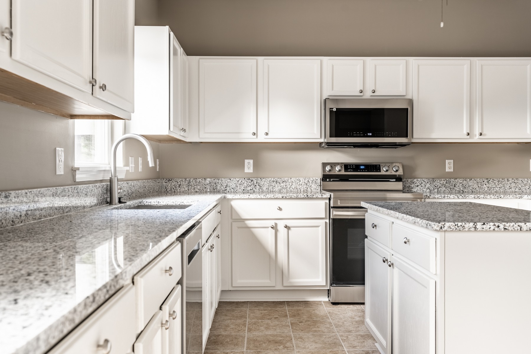  Beautifully Remodeled Geist-Area 4 Bedroom Home - 物件實景