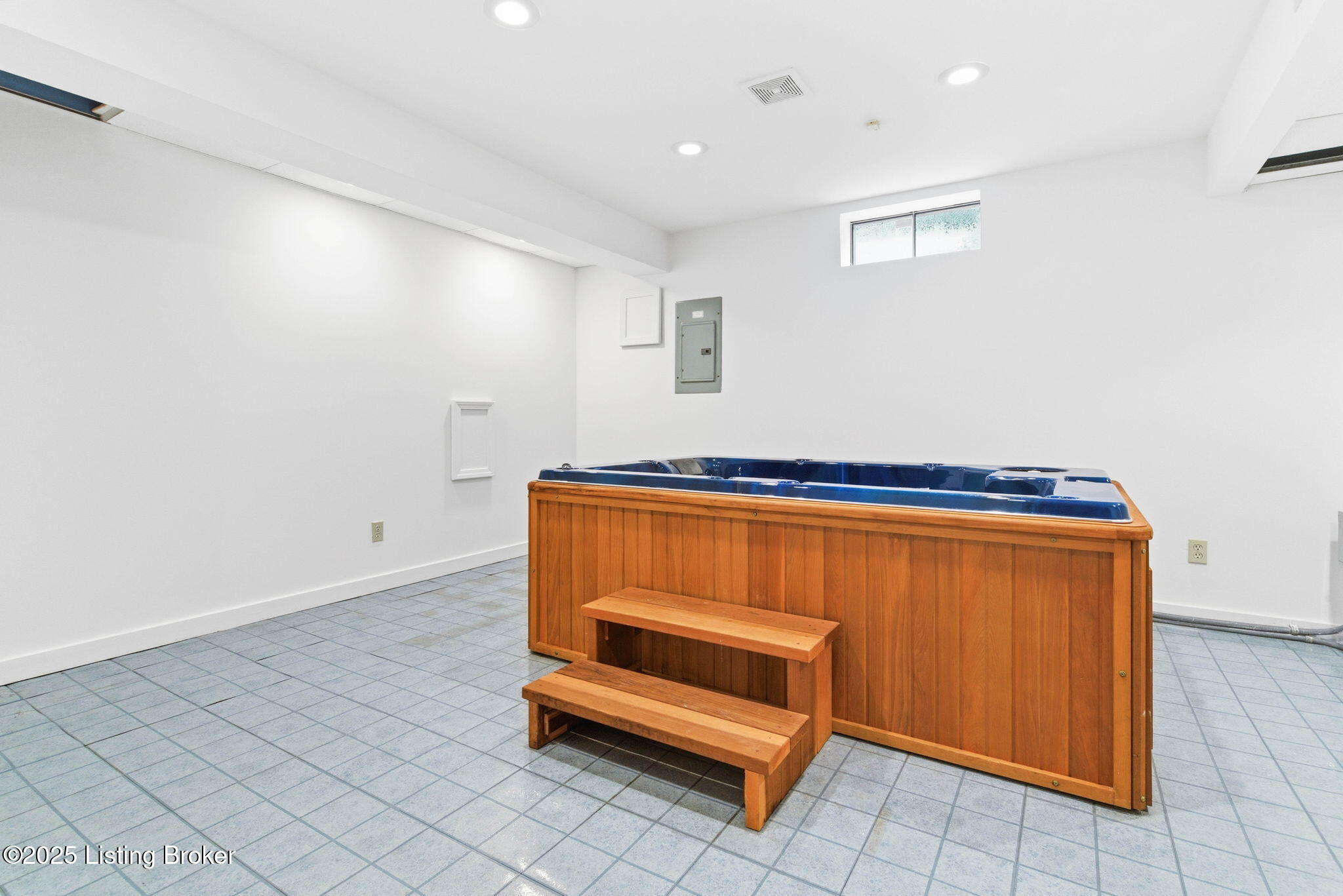 Prospect, Kentucky, 40059, United States, 3 Bedrooms Bedrooms, ,3 BathroomsBathrooms,Residential,For Sale,1996132