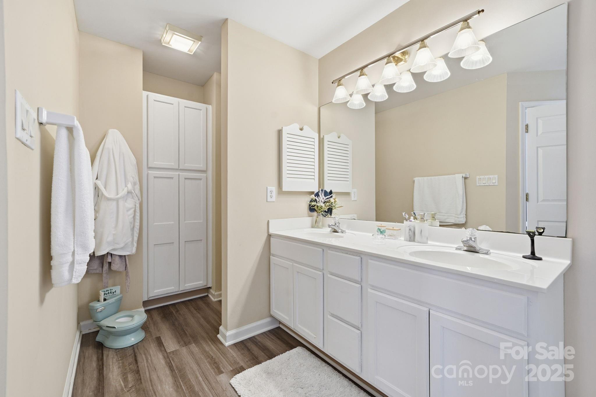 Charlotte, North Carolina, 28210, United States, 4 Bedrooms Bedrooms, ,3 BathroomsBathrooms,Residential,For Sale,2002030