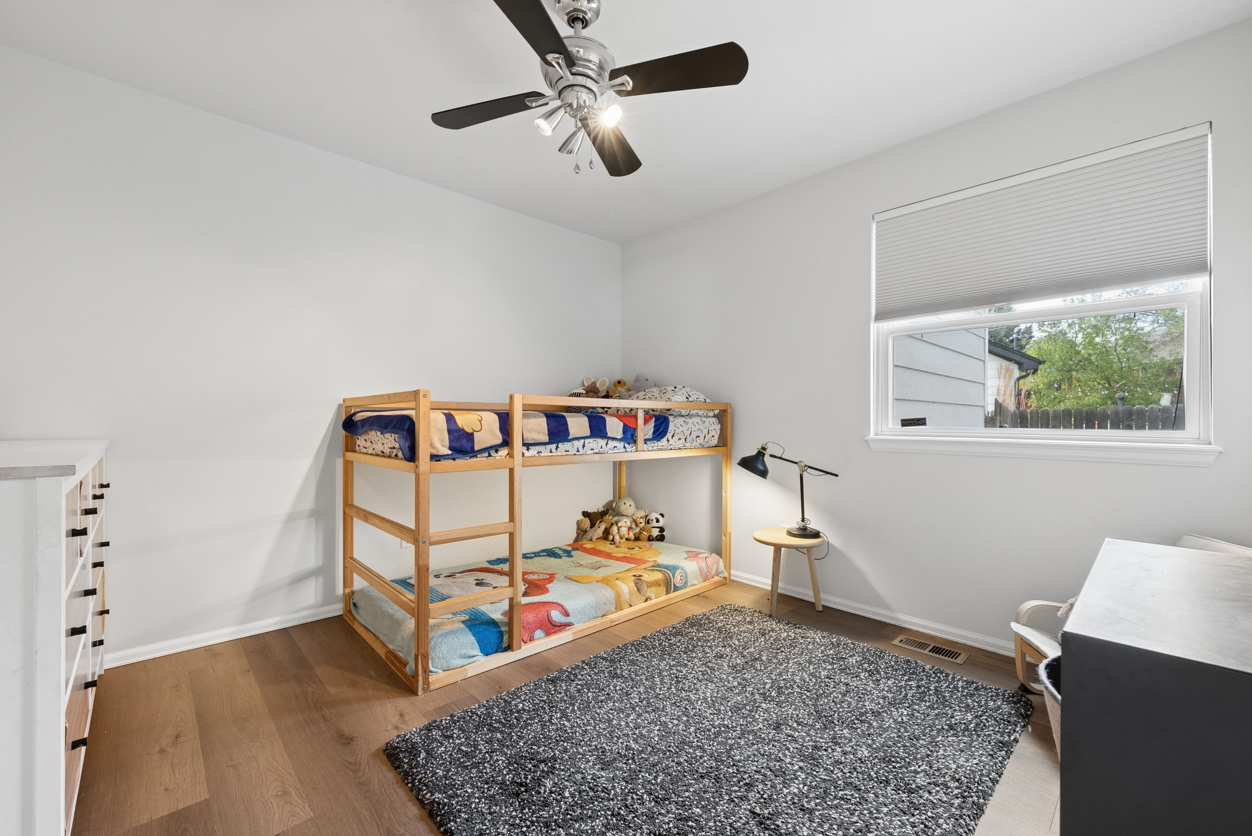  Tucked in a Quiet Cul-De-Sac in the Desirable Deza Estates - 物件實景