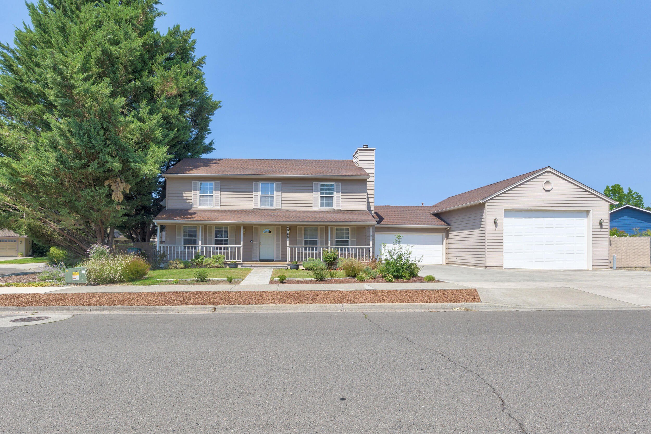 Medford, Oregon, 97504, United States, 4 Bedrooms Bedrooms, ,3 BathroomsBathrooms,Residential,For Sale,1974325