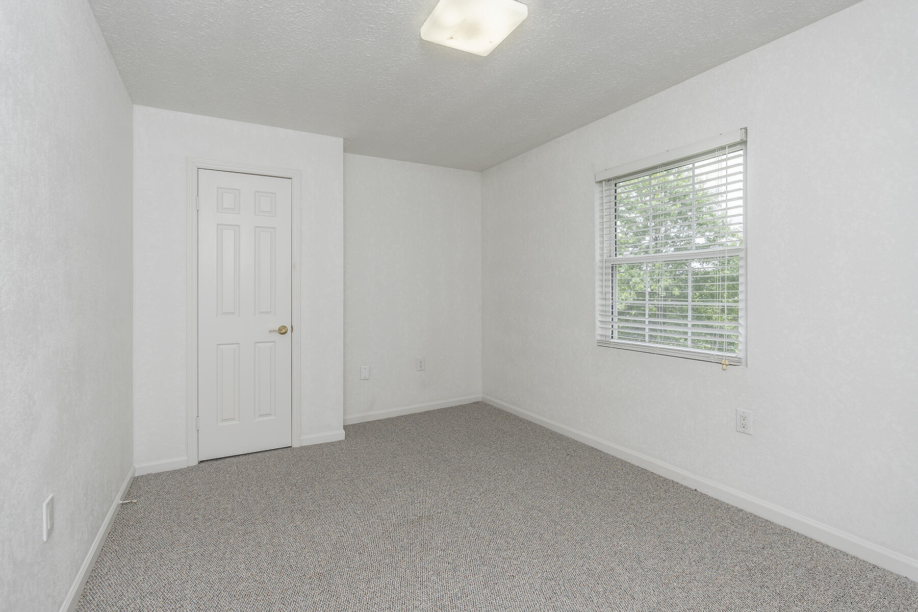 Jeffersonville, Kentucky, 40337, United States, 5 Bedrooms Bedrooms, ,4 BathroomsBathrooms,Residential,For Sale,1989610