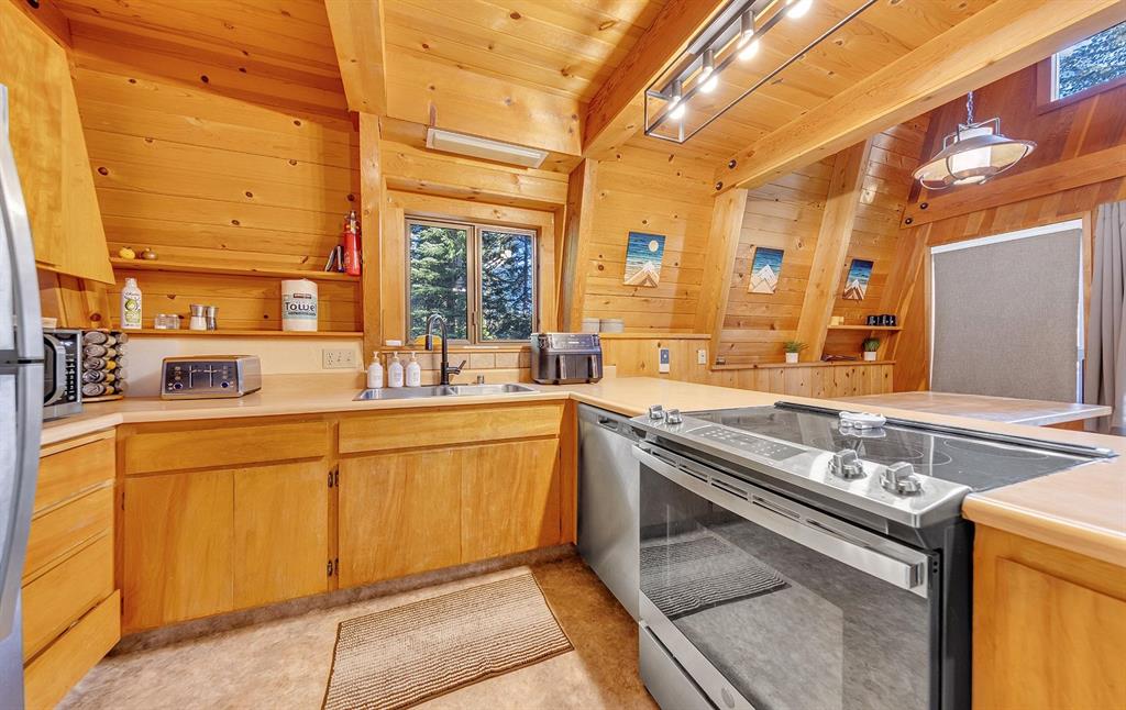 Lake Almanor, California, 96137, United States, 2 Bedrooms Bedrooms, ,3 BathroomsBathrooms,Residential,For Sale,2001829