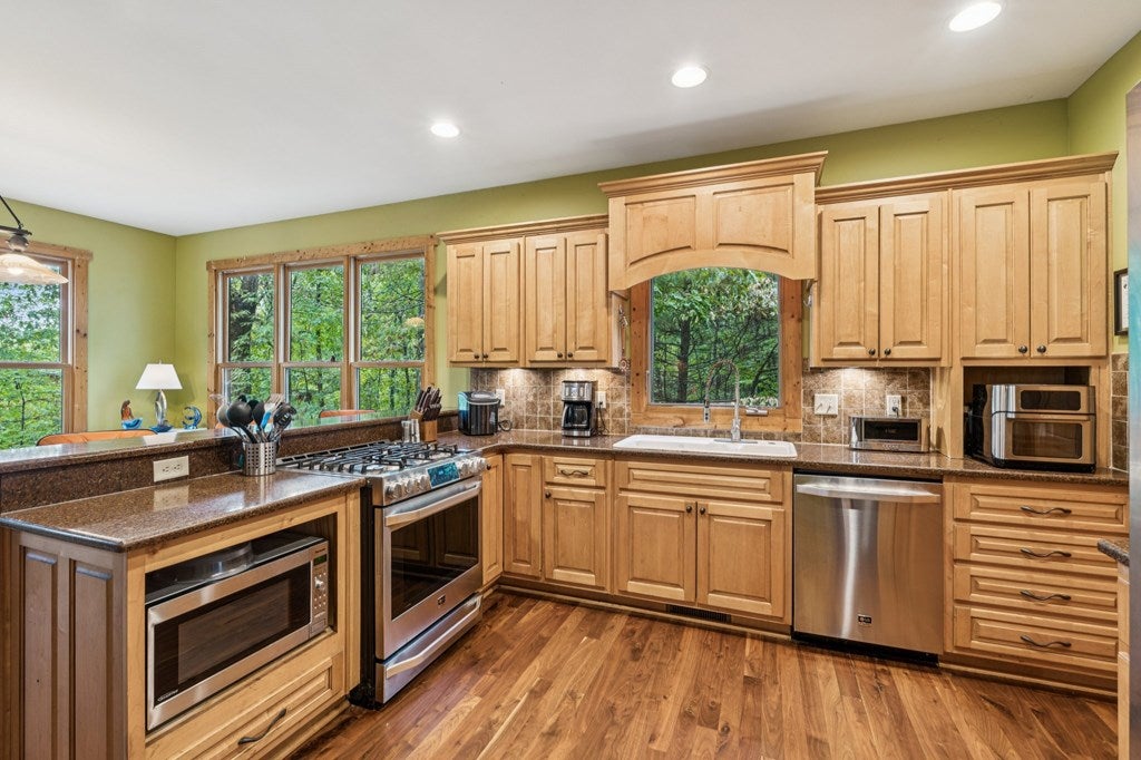 Ellijay, Georgia, 30540, United States, 3 Bedrooms Bedrooms, ,4 BathroomsBathrooms,Residential,For Sale,1952402