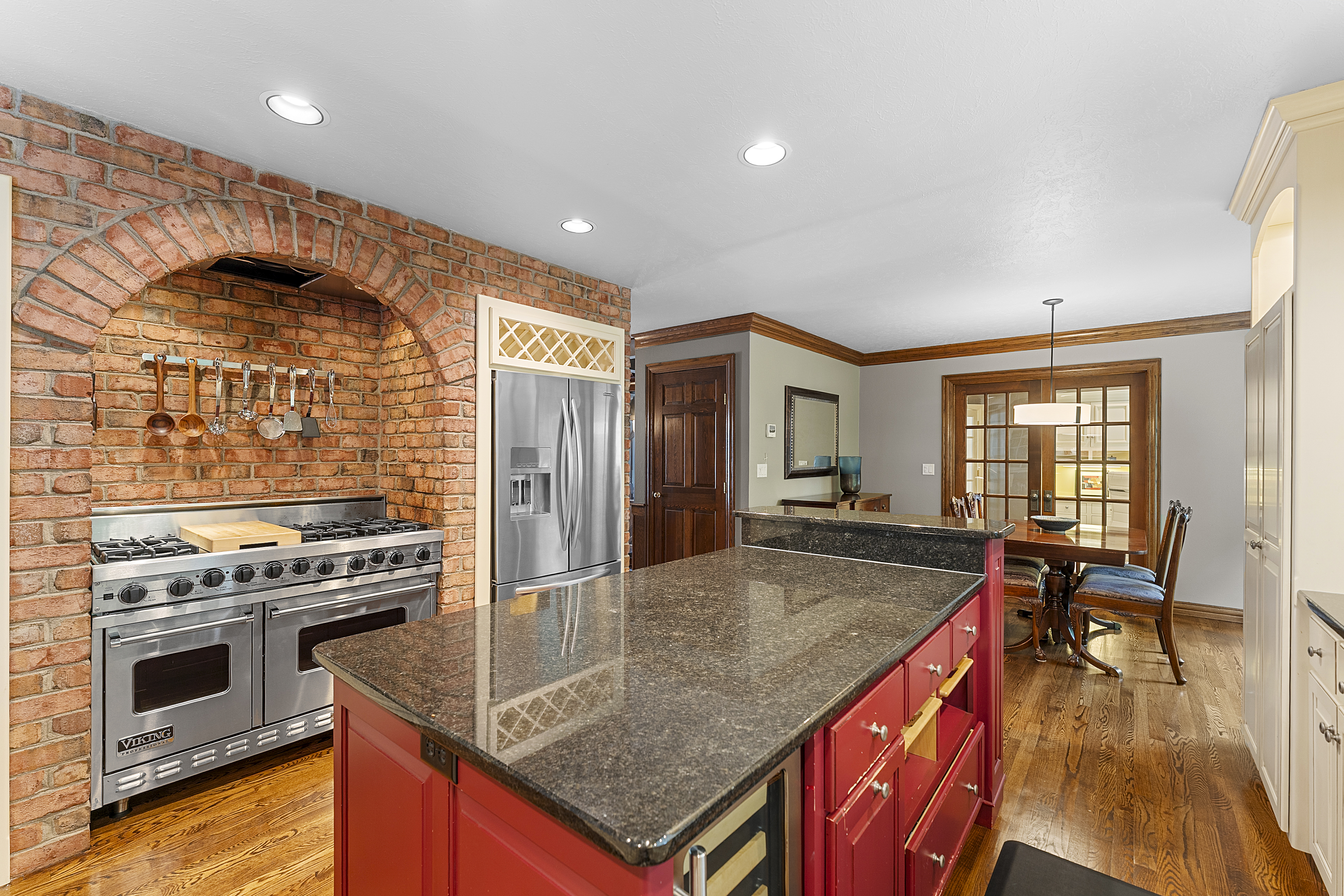  Elegant Colonial Offering Space, Privacy & Modern Comfort - 物件實景