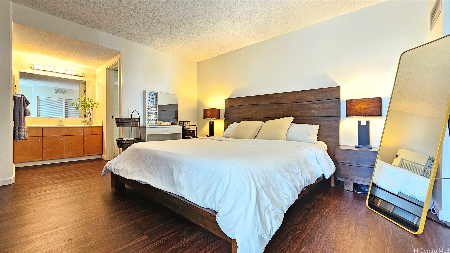 Honolulu, Hawaii, 96815, United States, 2 Bedrooms Bedrooms, ,2 BathroomsBathrooms,Residential,For Sale,1998100