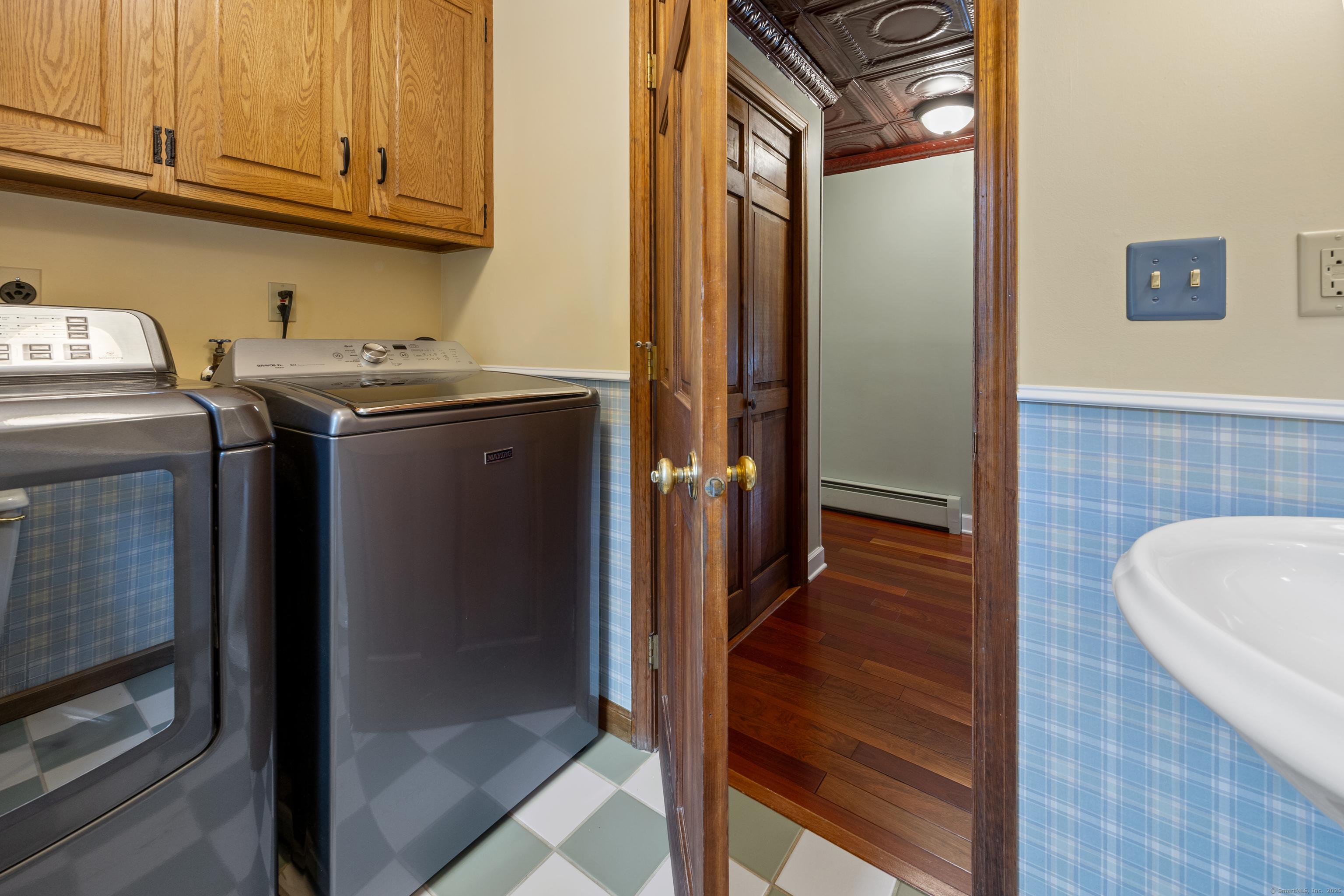 Southington, Connecticut, 06489, United States, 3 Bedrooms Bedrooms, ,3 BathroomsBathrooms,Residential,For Sale,1935376