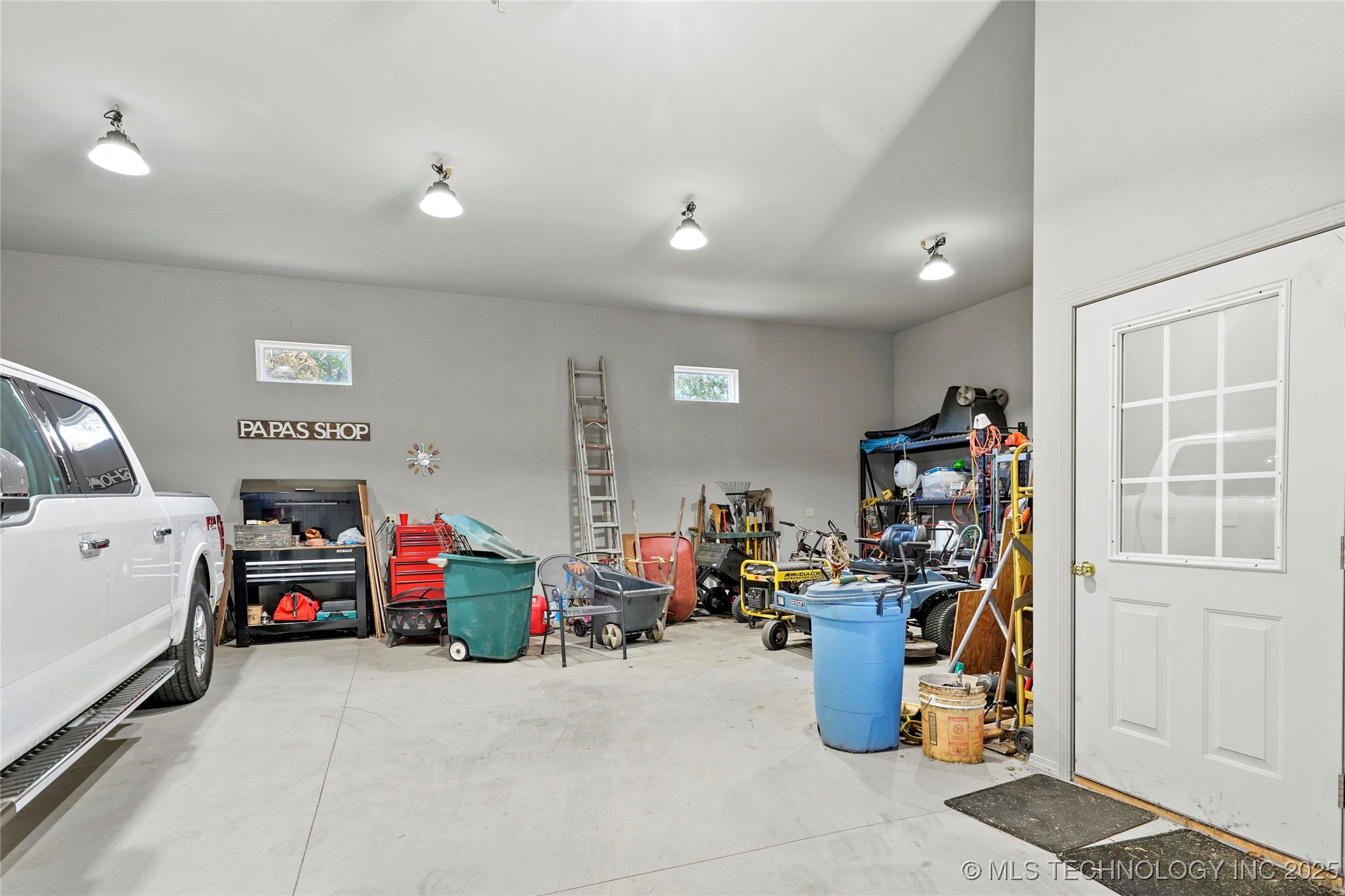 Catoosa, Oklahoma, 74015, United States, 3 Bedrooms Bedrooms, ,3 BathroomsBathrooms,Residential,For Sale,1987944