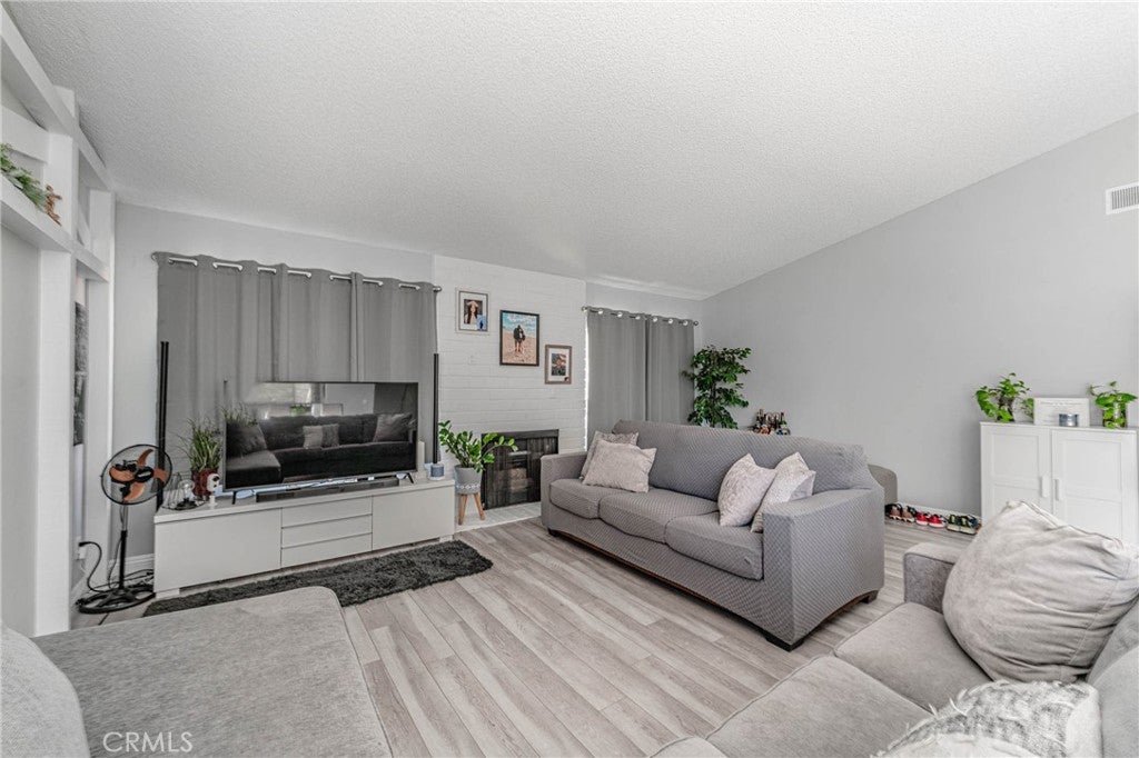 Newhall, California, 91321, United States, 2 Bedrooms Bedrooms, ,2 BathroomsBathrooms,Residential,For Sale,2005883