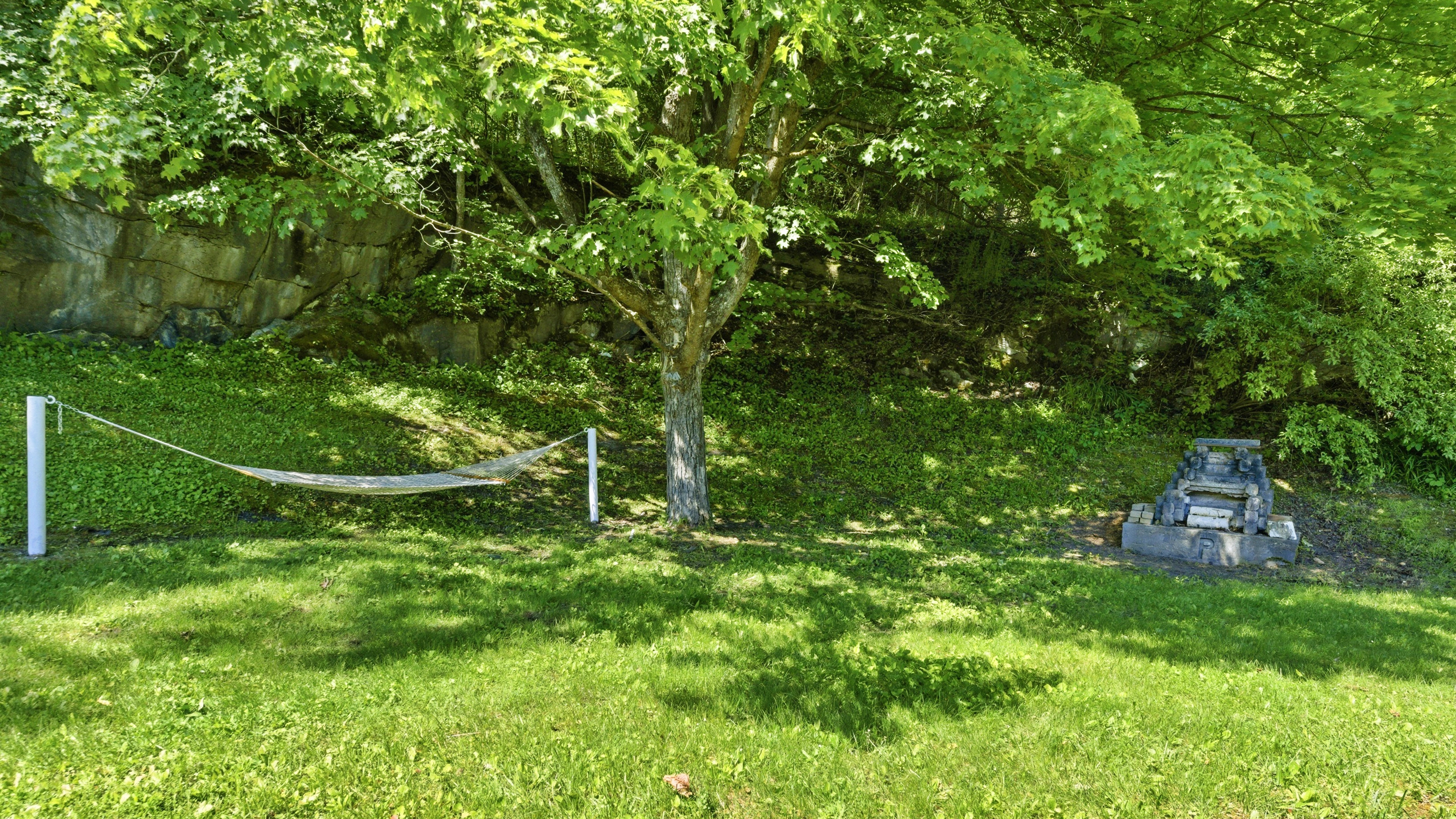  First Time Offered: Well-Maintained Split-Level on a Beautiful Berkshire Lot - 物件實景