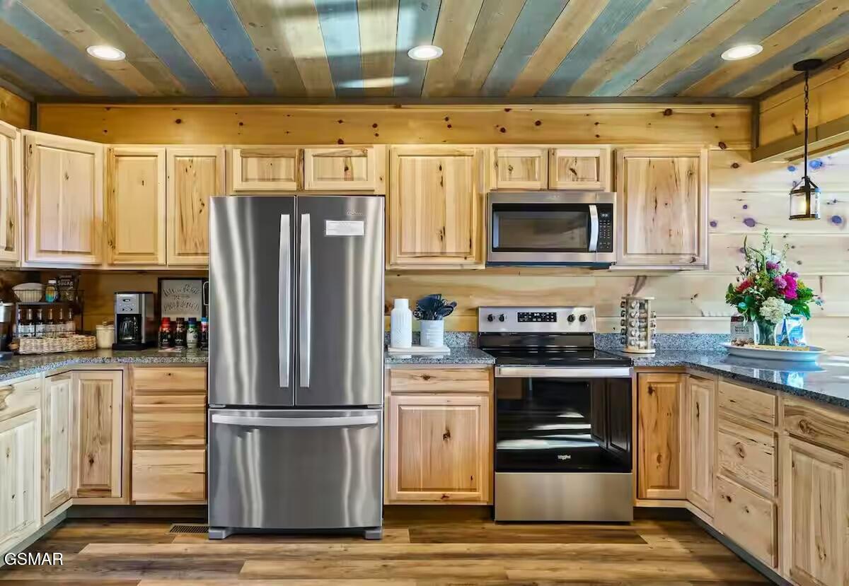 Sevierville, Tennessee, 37876, United States, 3 Bedrooms Bedrooms, ,5 BathroomsBathrooms,Residential,For Sale,1976900