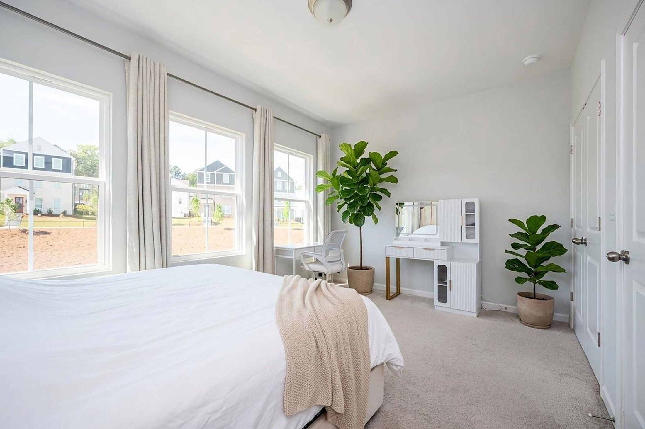  Light-filled End Unit Townhome Tucked in a Gated Westside Community - 物件實景