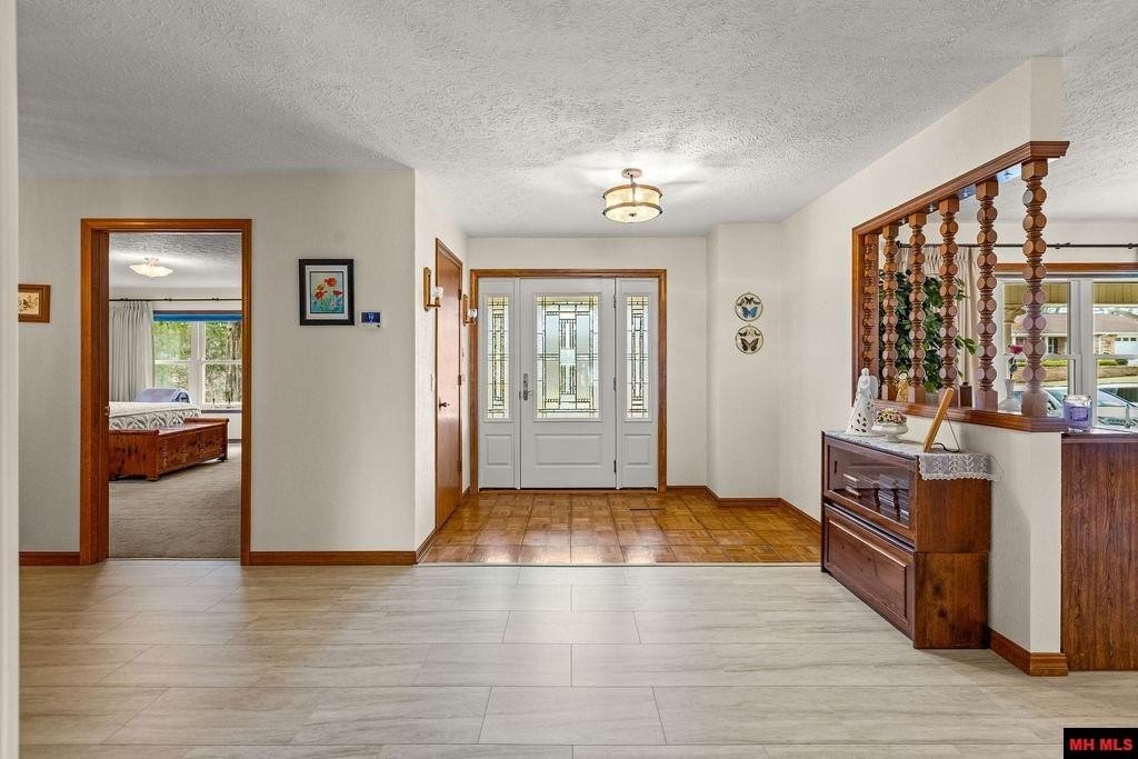 Mountain Home, Arkansas, 72653, United States, 3 Bedrooms Bedrooms, ,4 BathroomsBathrooms,Residential,For Sale,2025116