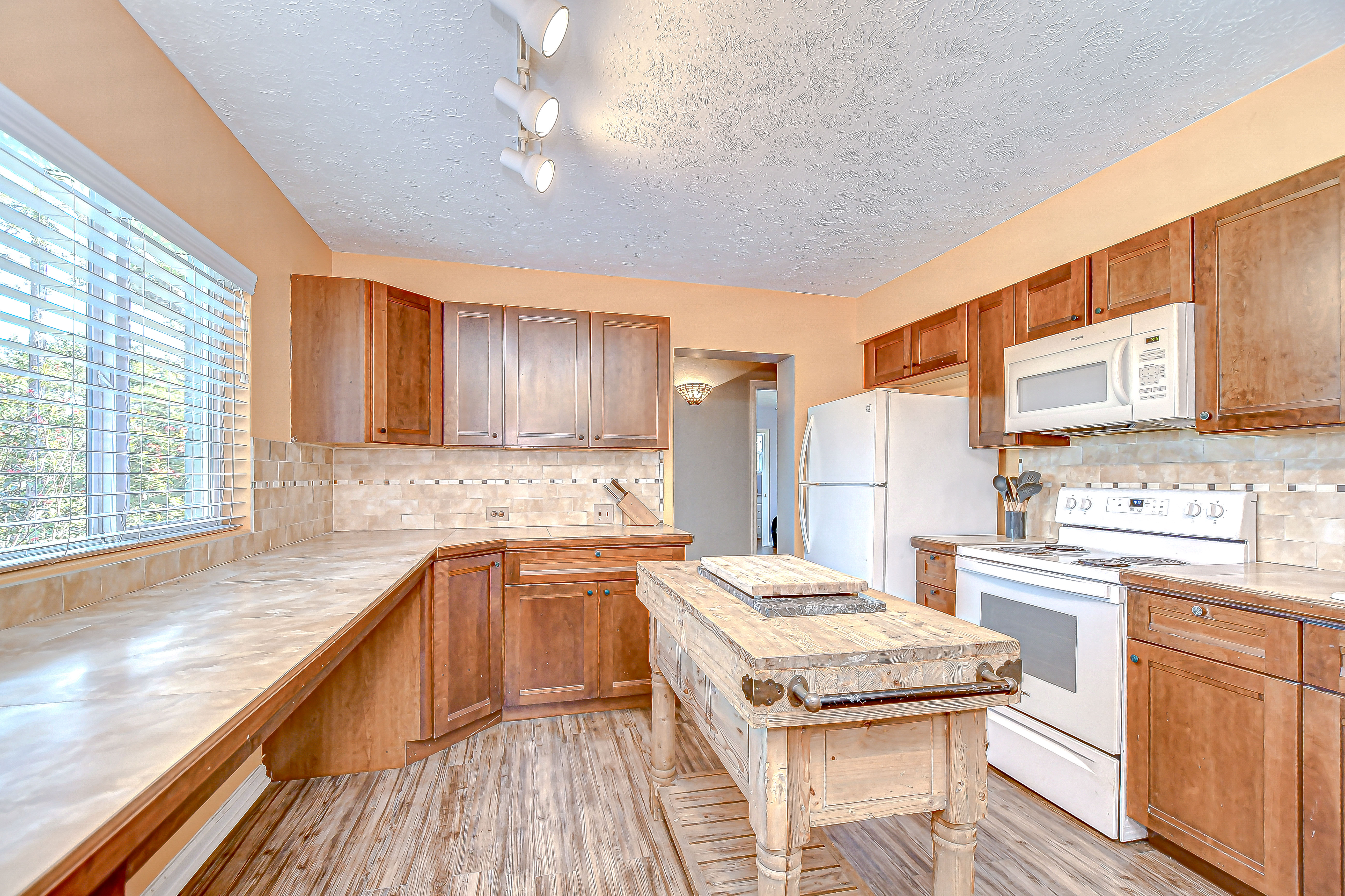 Dade City, Florida, 33523, United States, 4 Bedrooms Bedrooms, ,3 BathroomsBathrooms,Residential,For Sale,1873323