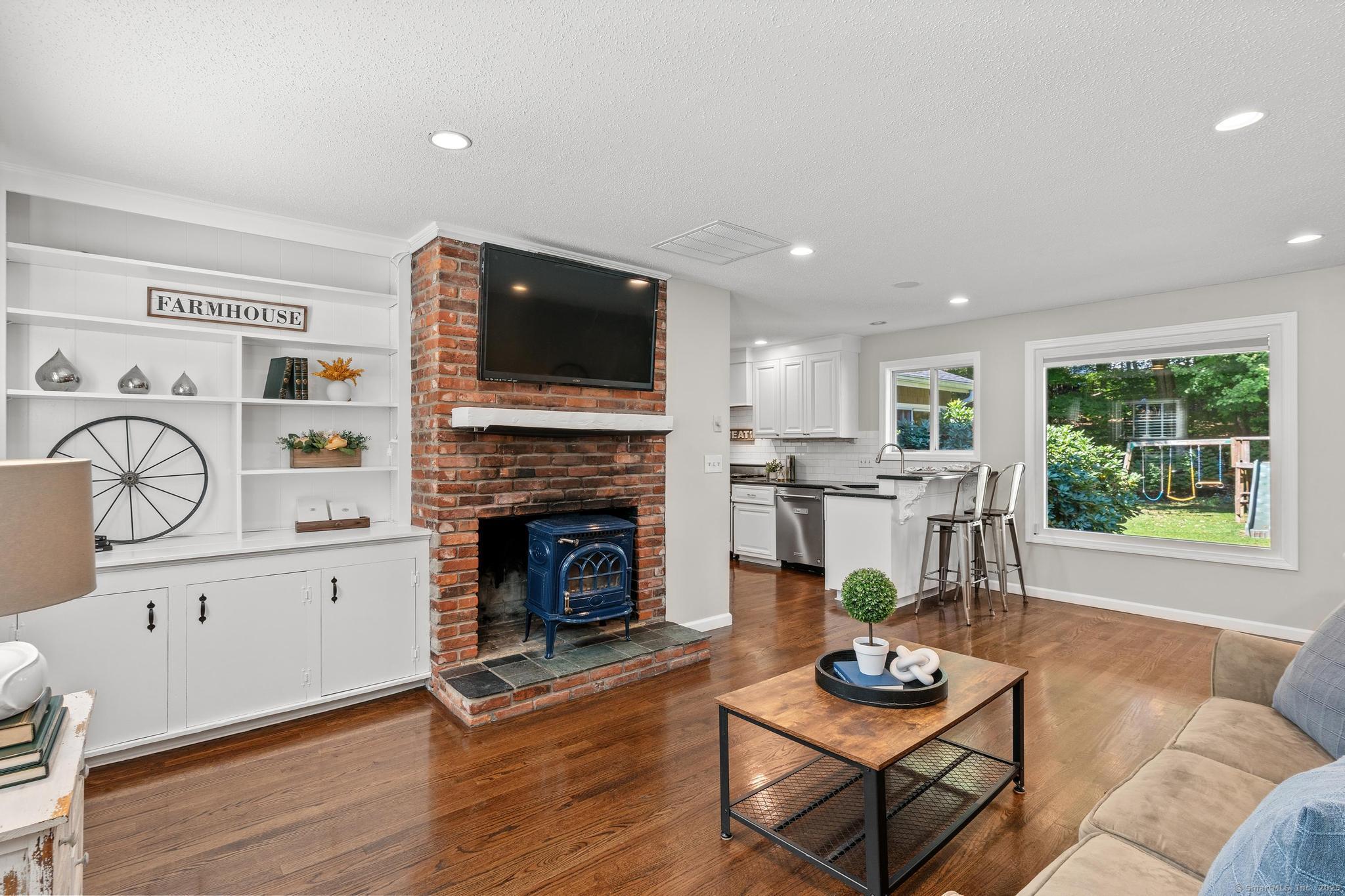 Simsbury, Connecticut, 06092, United States, 4 Bedrooms Bedrooms, ,3 BathroomsBathrooms,Residential,For Sale,1940650