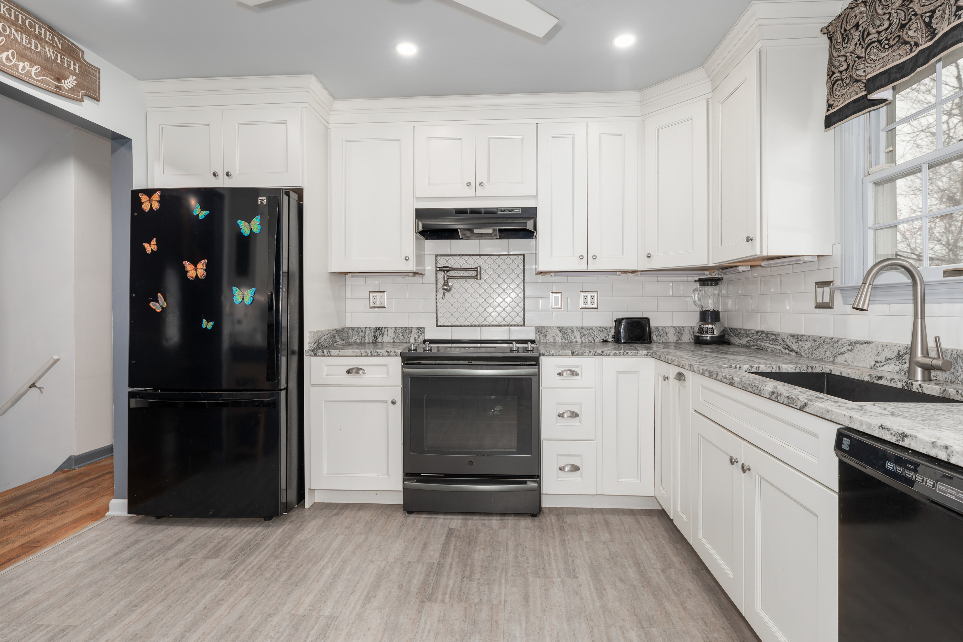 Milford, Connecticut, 06460, United States, 3 Bedrooms Bedrooms, ,3 BathroomsBathrooms,Residential,For Sale,1991692