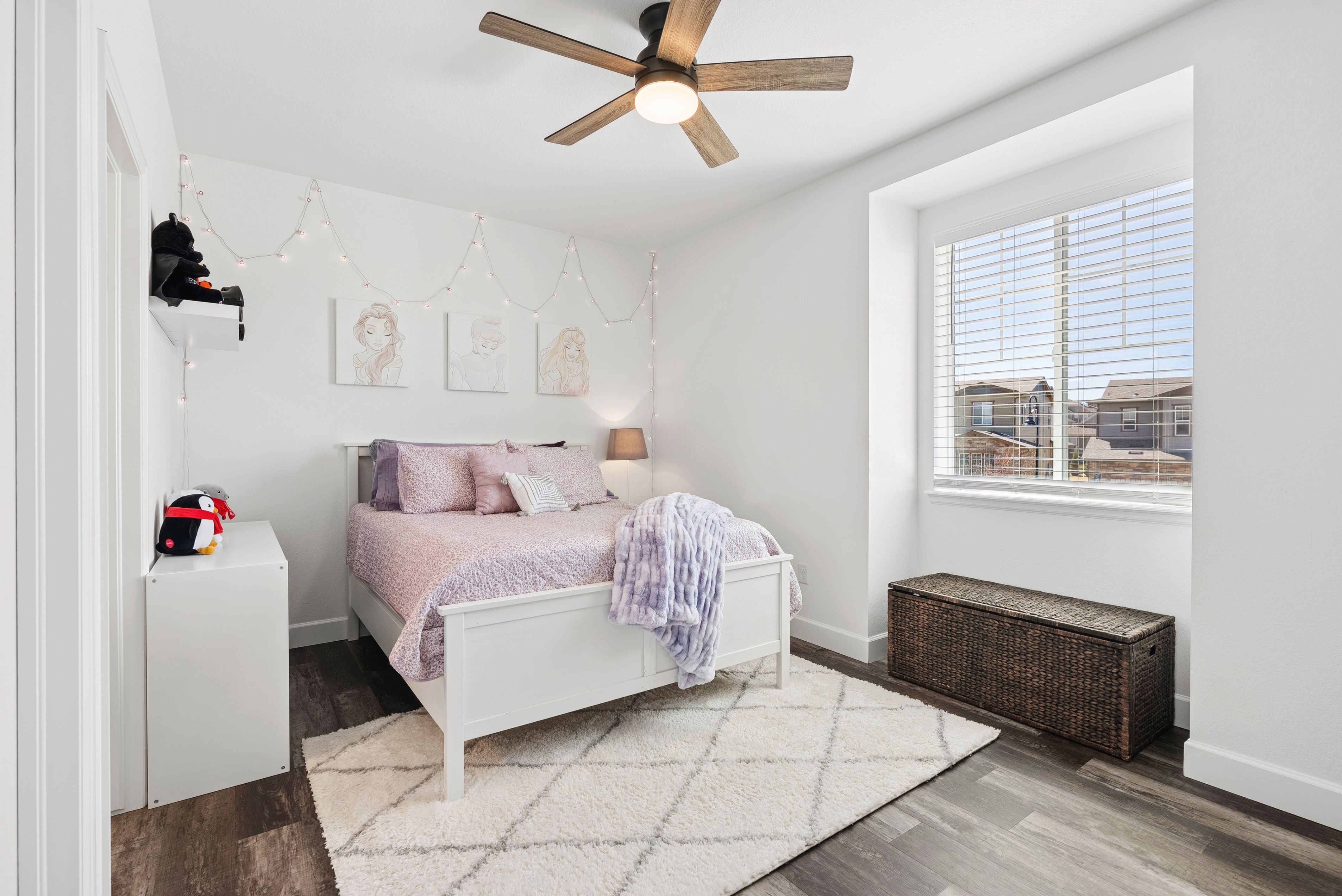  Newer construction, thoughtful design, and beautifully scaled spaces - 物件實景