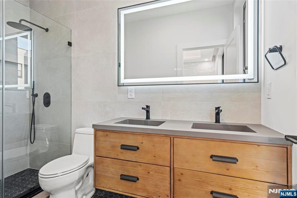 Jersey City, New Jersey, 07307, United States, 3 Bedrooms Bedrooms, ,3 BathroomsBathrooms,Residential,For Sale,2002133