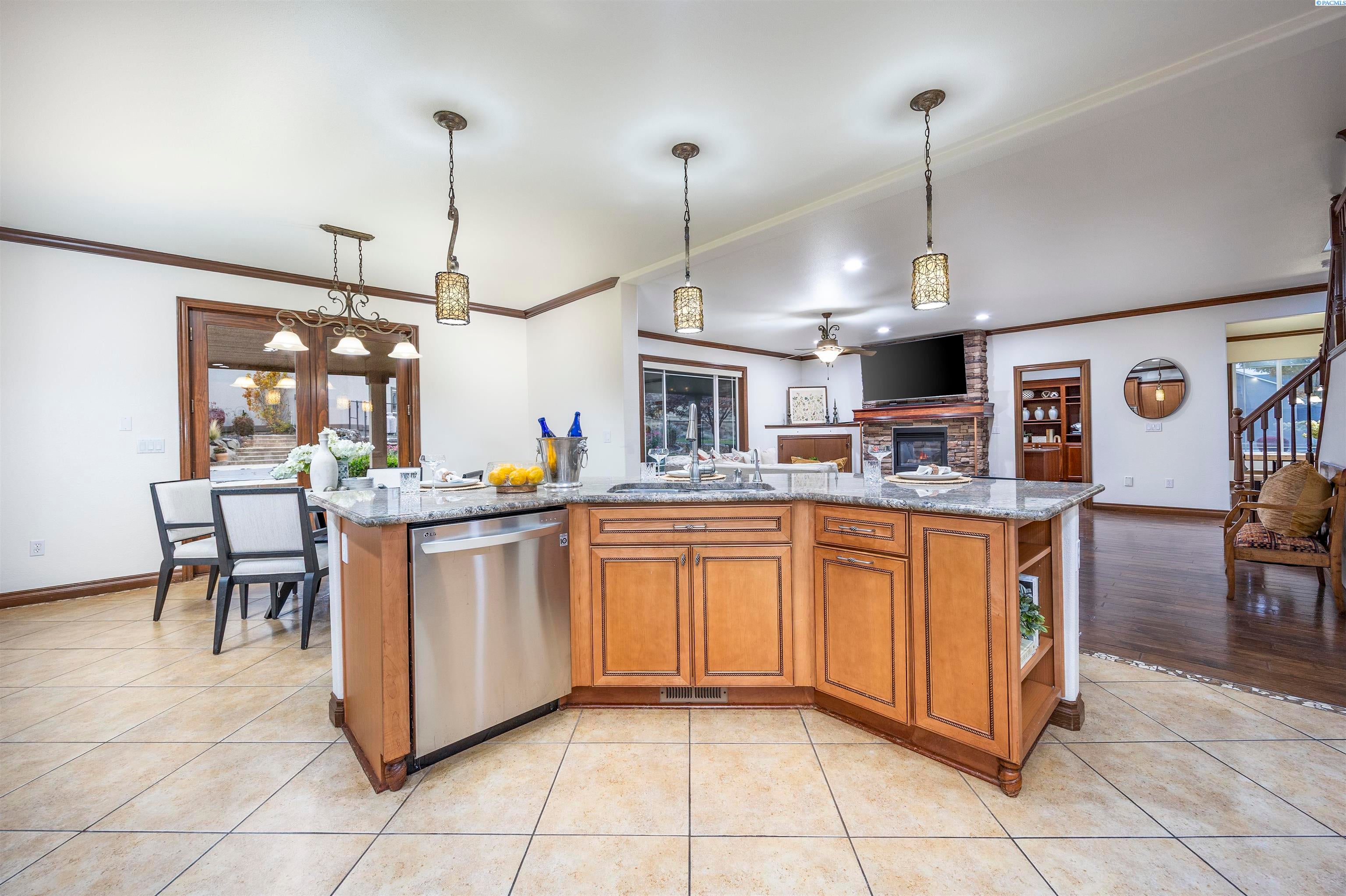 Pasco, Washington, 99301, United States, 5 Bedrooms Bedrooms, ,4 BathroomsBathrooms,Residential,For Sale,1988519