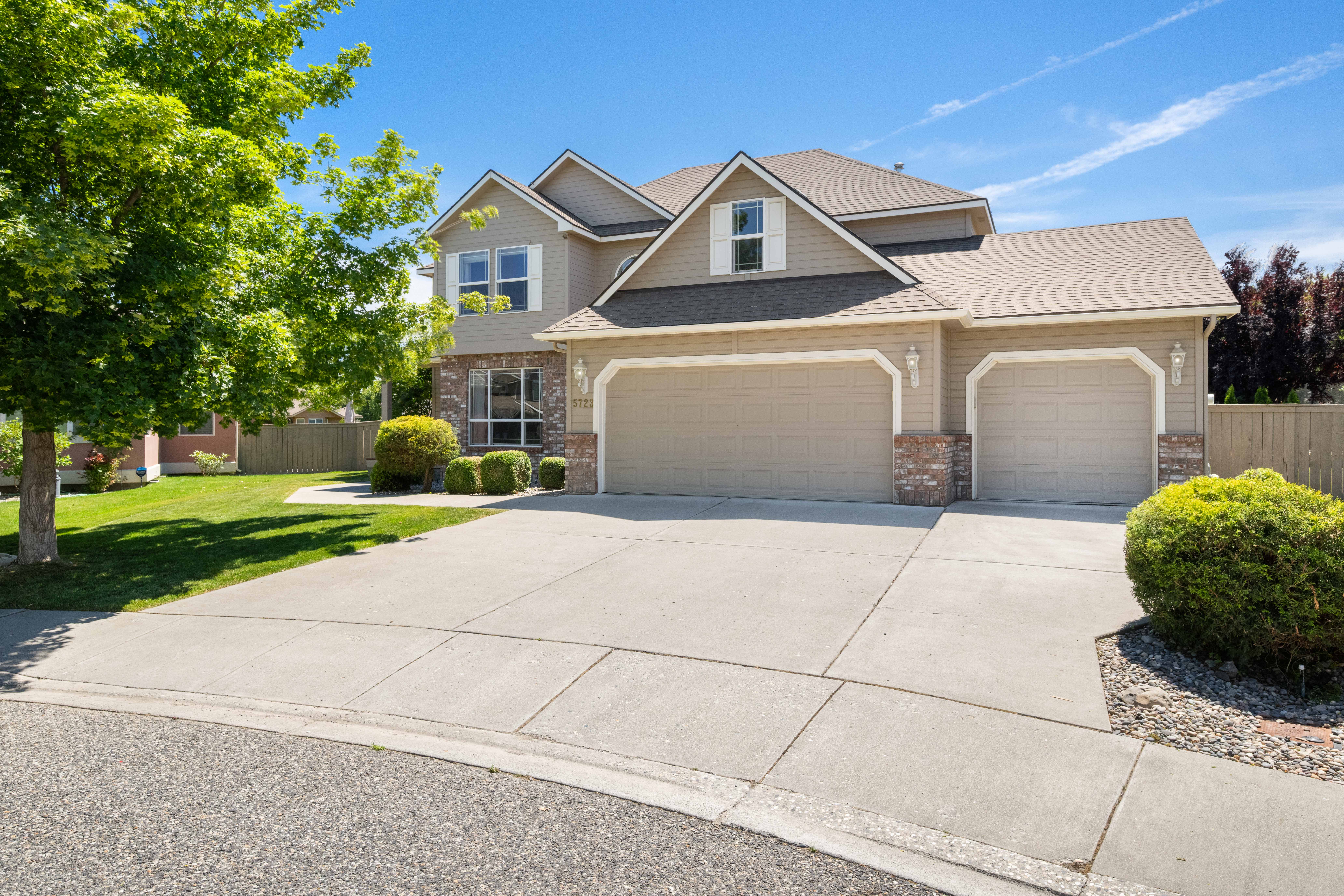  4+ Bedrooms with 3 car garage in Creekstone - 物件實景
