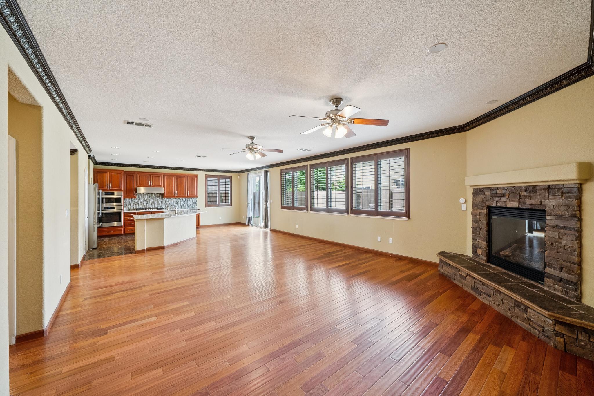 Gorgeous Two-Story Oakley Home - 物件實景