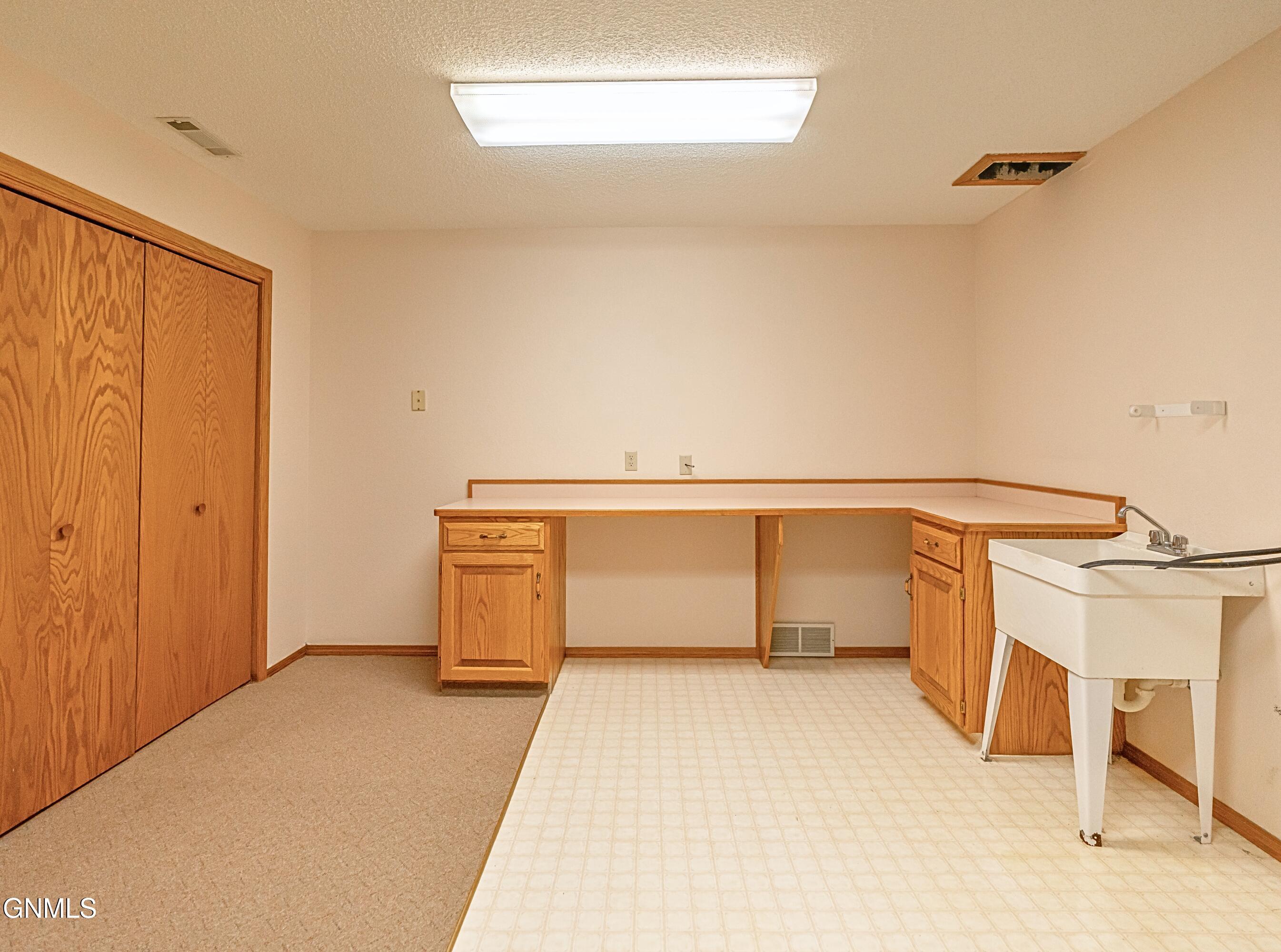 Bismarck, North Dakota, 58503, United States, 3 Bedrooms Bedrooms, ,3 BathroomsBathrooms,Residential,For Sale,1937485