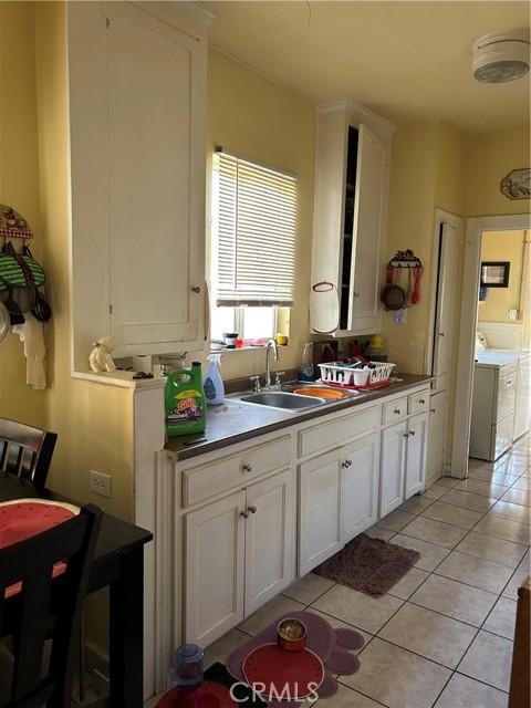 Los Angeles, California, 90001, United States, 2 Bedrooms Bedrooms, ,1 BathroomBathrooms,Residential,For Sale,1916355