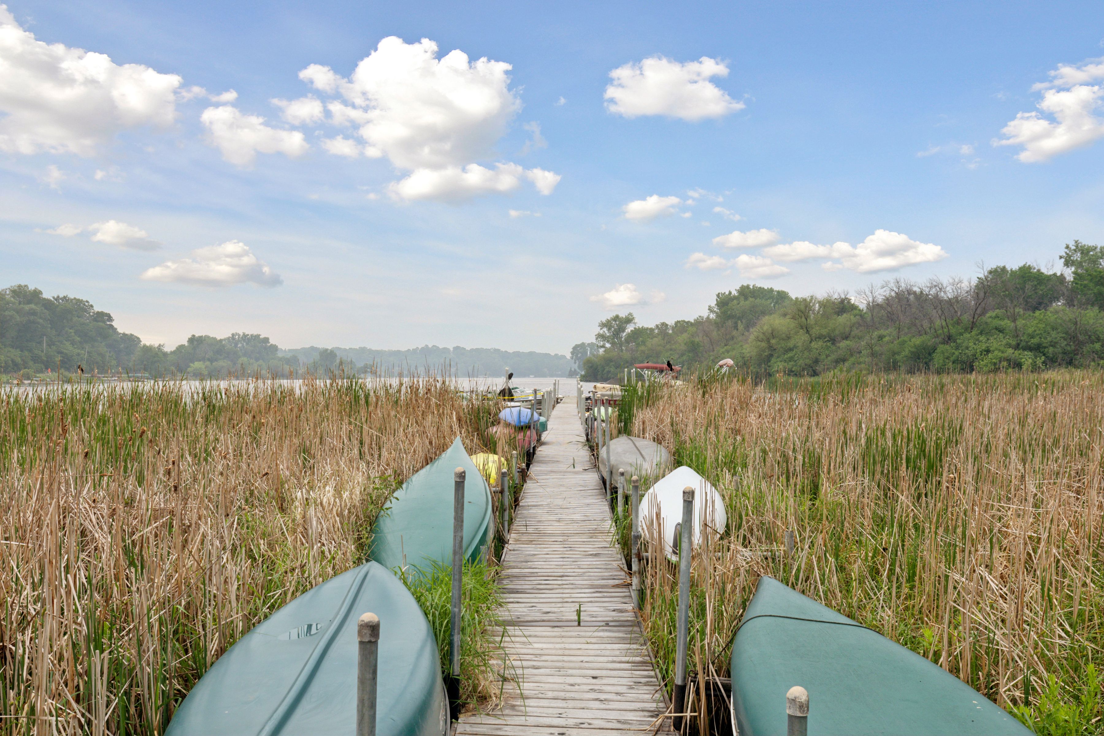  Top-Floor Condo with Lake Views & Amenities - 物件實景