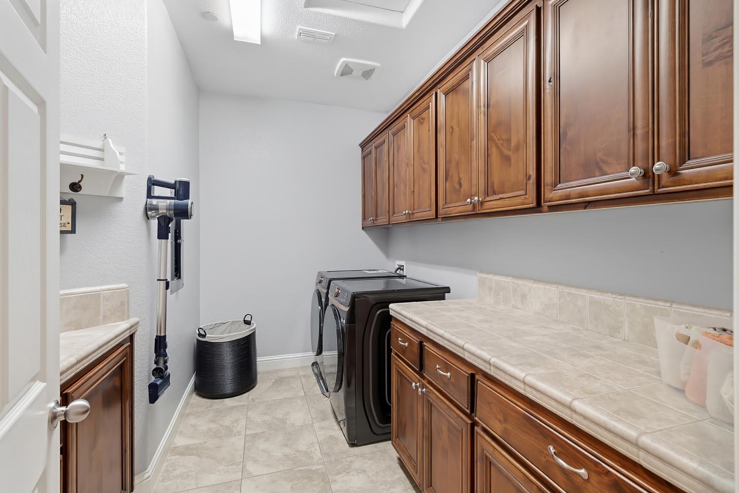 Elk Grove, California, 95757, United States, 5 Bedrooms Bedrooms, ,5 BathroomsBathrooms,Residential,For Sale,2001811