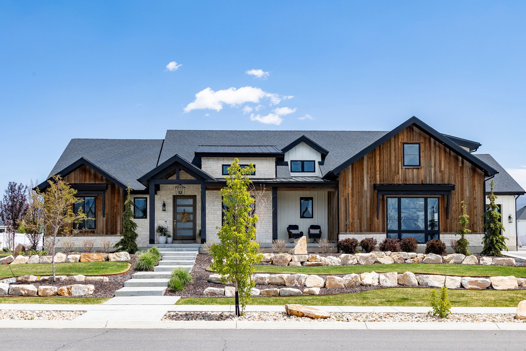  Custom Home with Detached Toy Barn - 物件實景