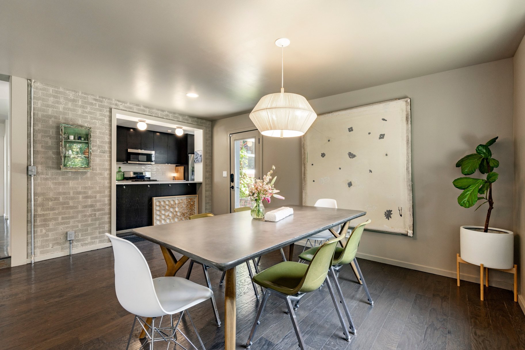  Spacious Millcreek Bungalow with Expansive Backyard & 2-Car Garage - 物件實景