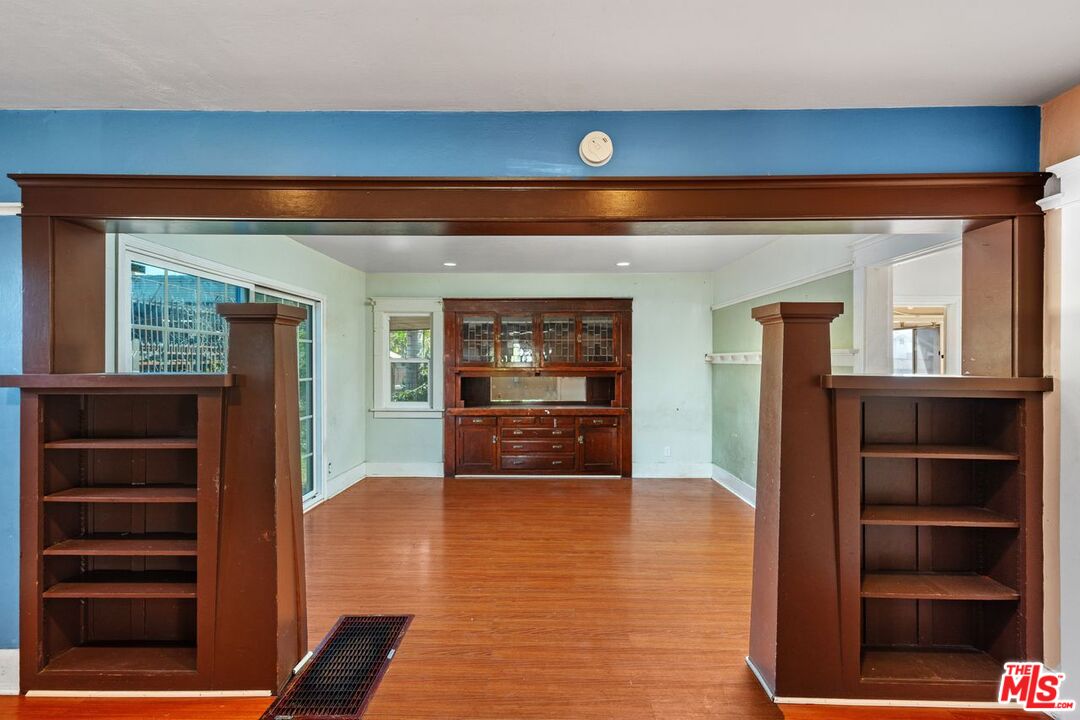 Los Angeles, California, 90043, United States, 3 Bedrooms Bedrooms, ,3 BathroomsBathrooms,Residential,For Sale,1818072