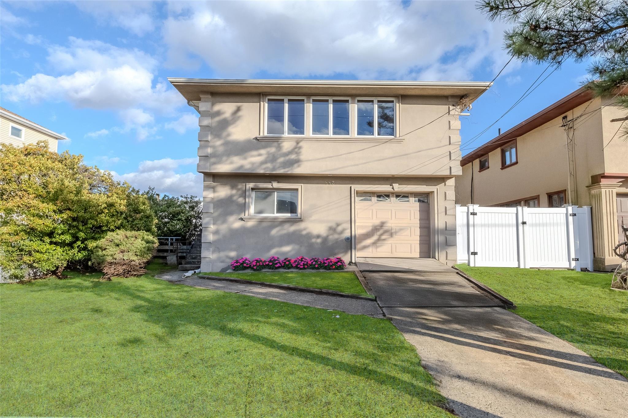 Freeport, New York, 11520, United States, 4 Bedrooms Bedrooms, ,2 BathroomsBathrooms,Residential,For Sale,1893600
