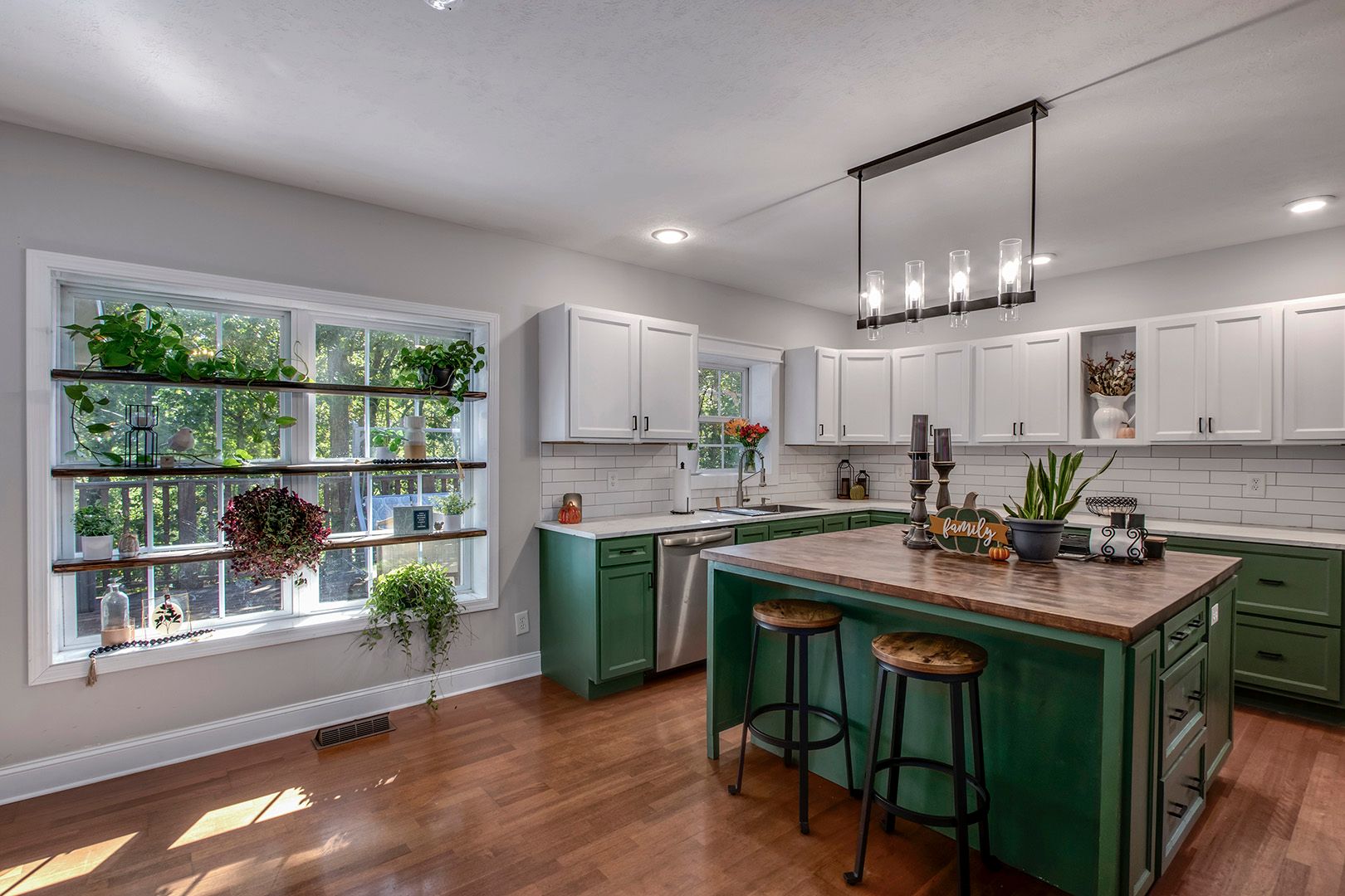 Kingston, Tennessee, 37763, United States, 5 Bedrooms Bedrooms, ,5 BathroomsBathrooms,Residential,For Sale,2011404