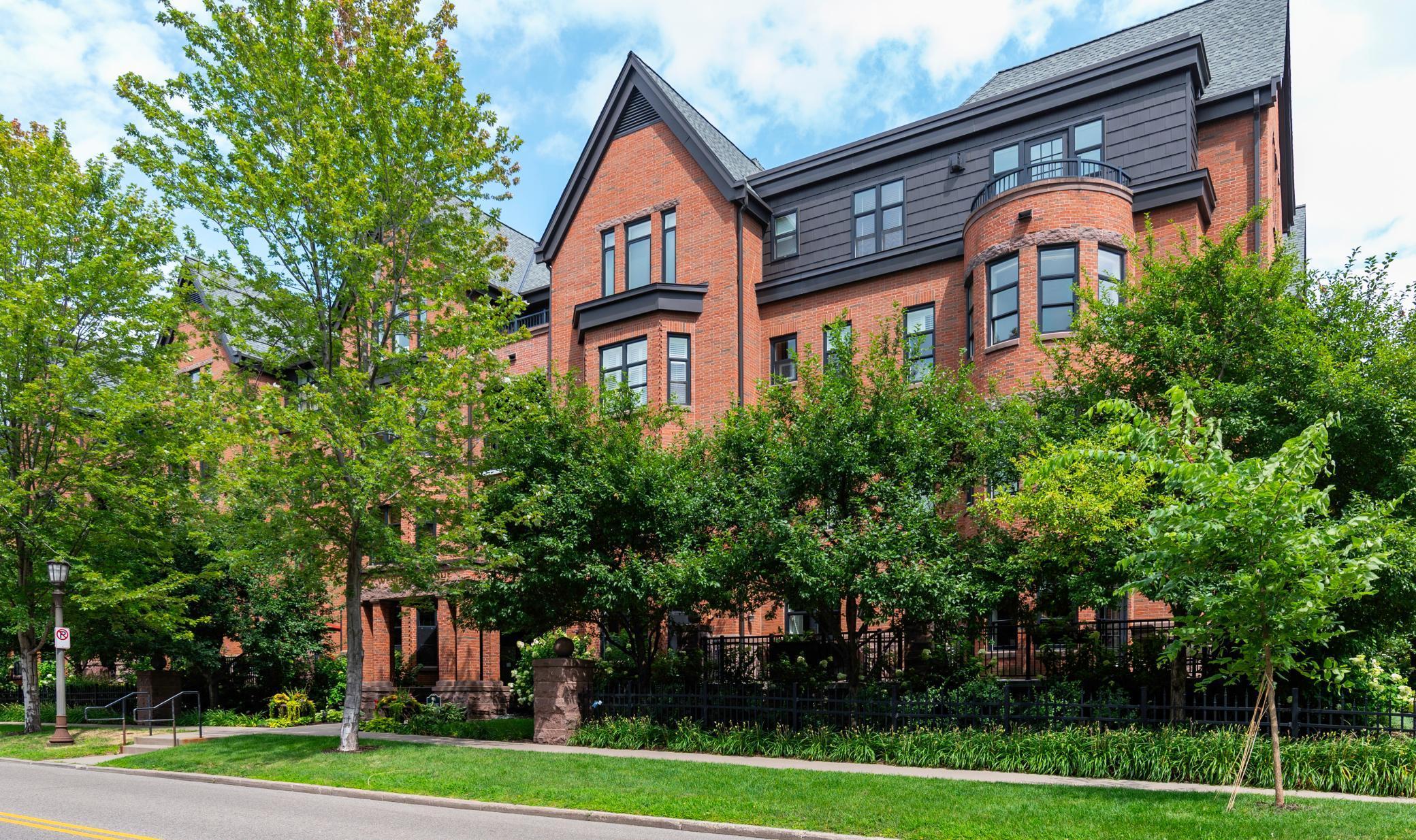 Saint Paul, Minnesota, 55102, United States, 2 Bedrooms Bedrooms, ,2 BathroomsBathrooms,Residential,For Sale,1919474