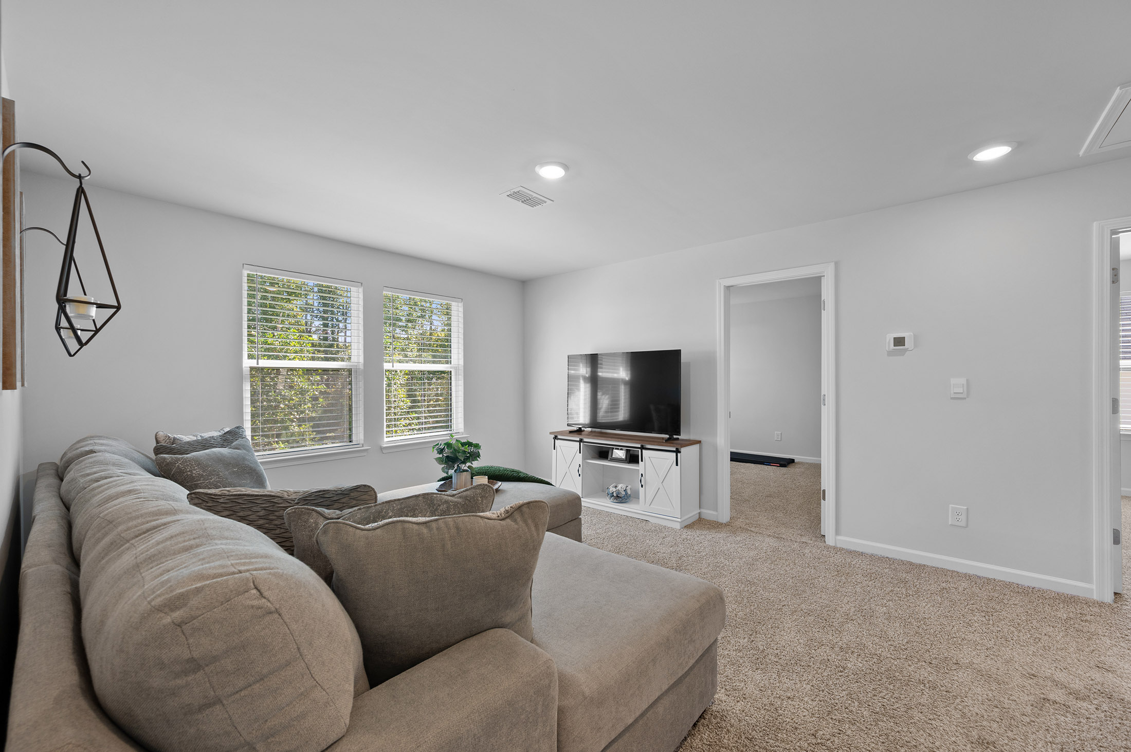  Move-In-Ready Living with a Home Office and Media Loft - 物件實景